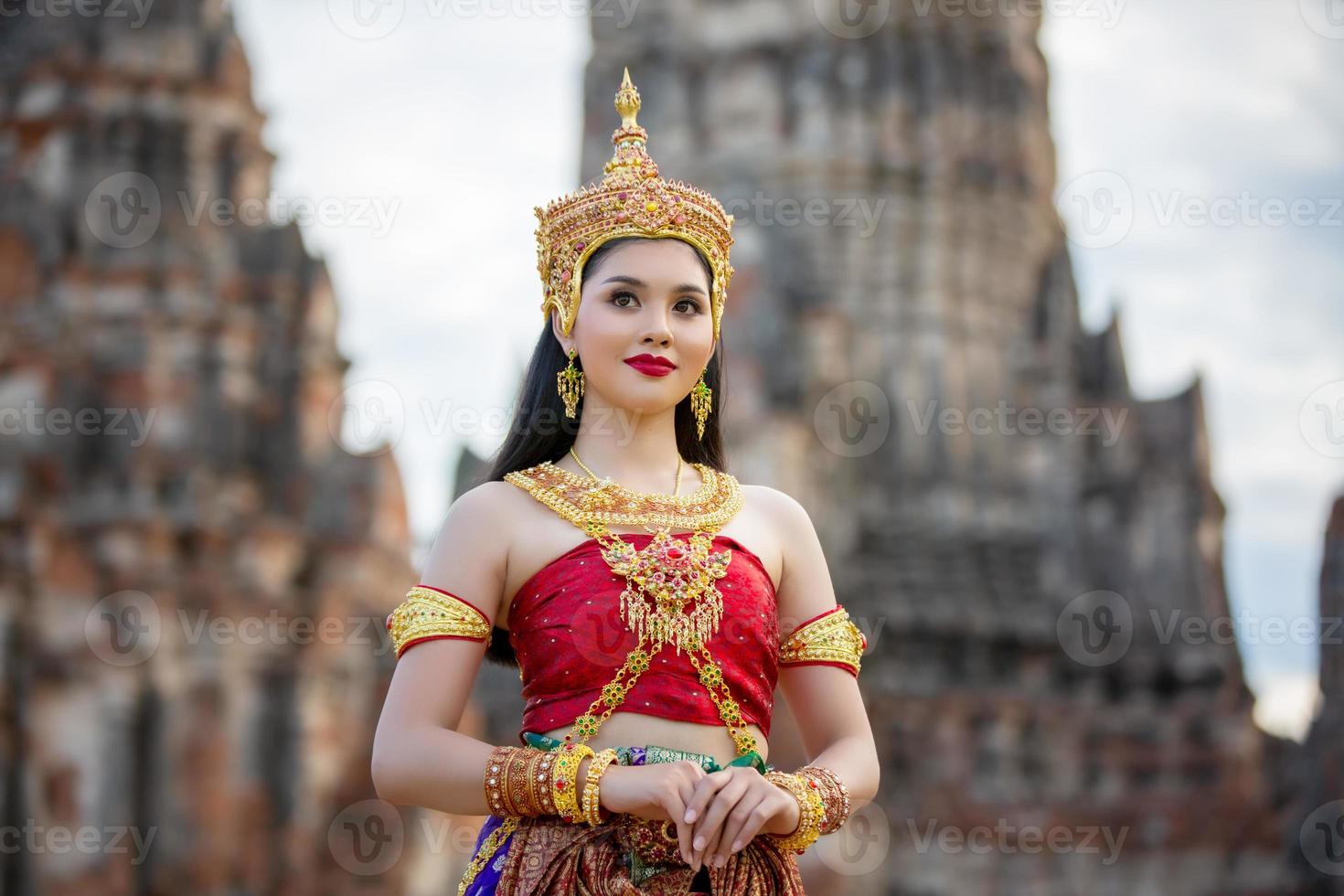 Asien kvinna som bär traditionell thailändsk klänning, kostymen av den nationella klänningen i det antika Thailand. foto