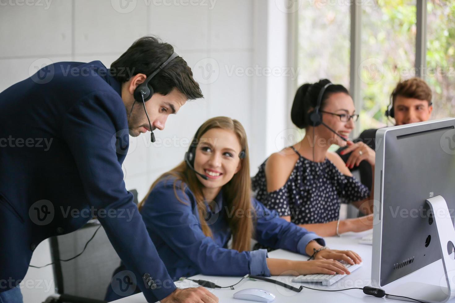 service team koncept. operatörs- eller kontaktcenterförsäljning på kontoret, callcenter för informationspersoner, säljstödskontor för professionellt kvalitetsteam. miljö arbetsplatsrepresentativt företag. foto