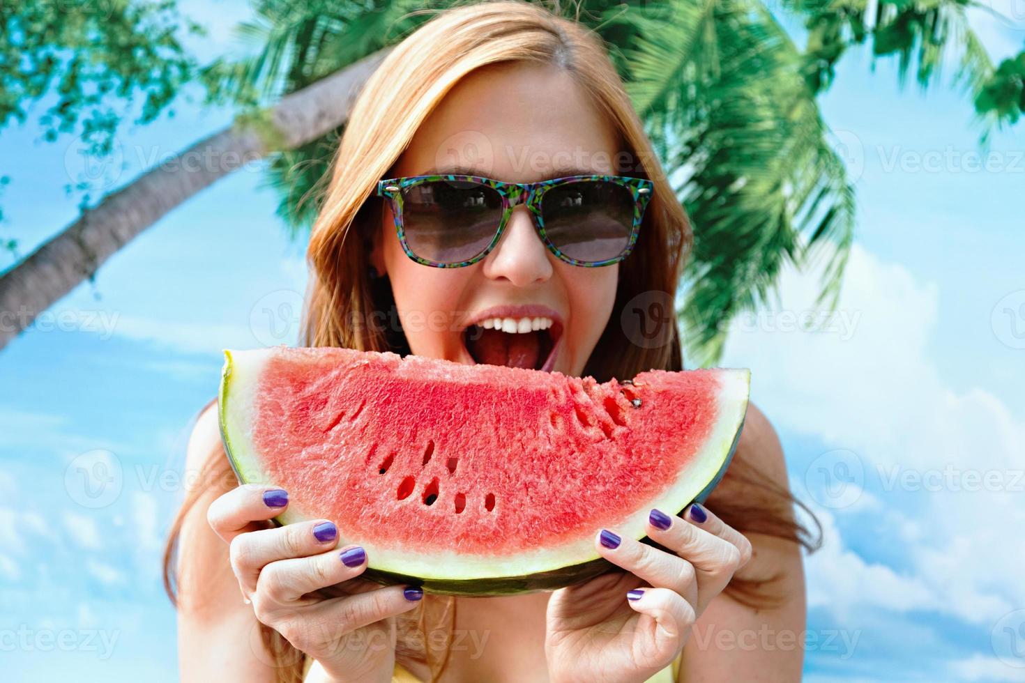 kvinna äter vattenmelon foto