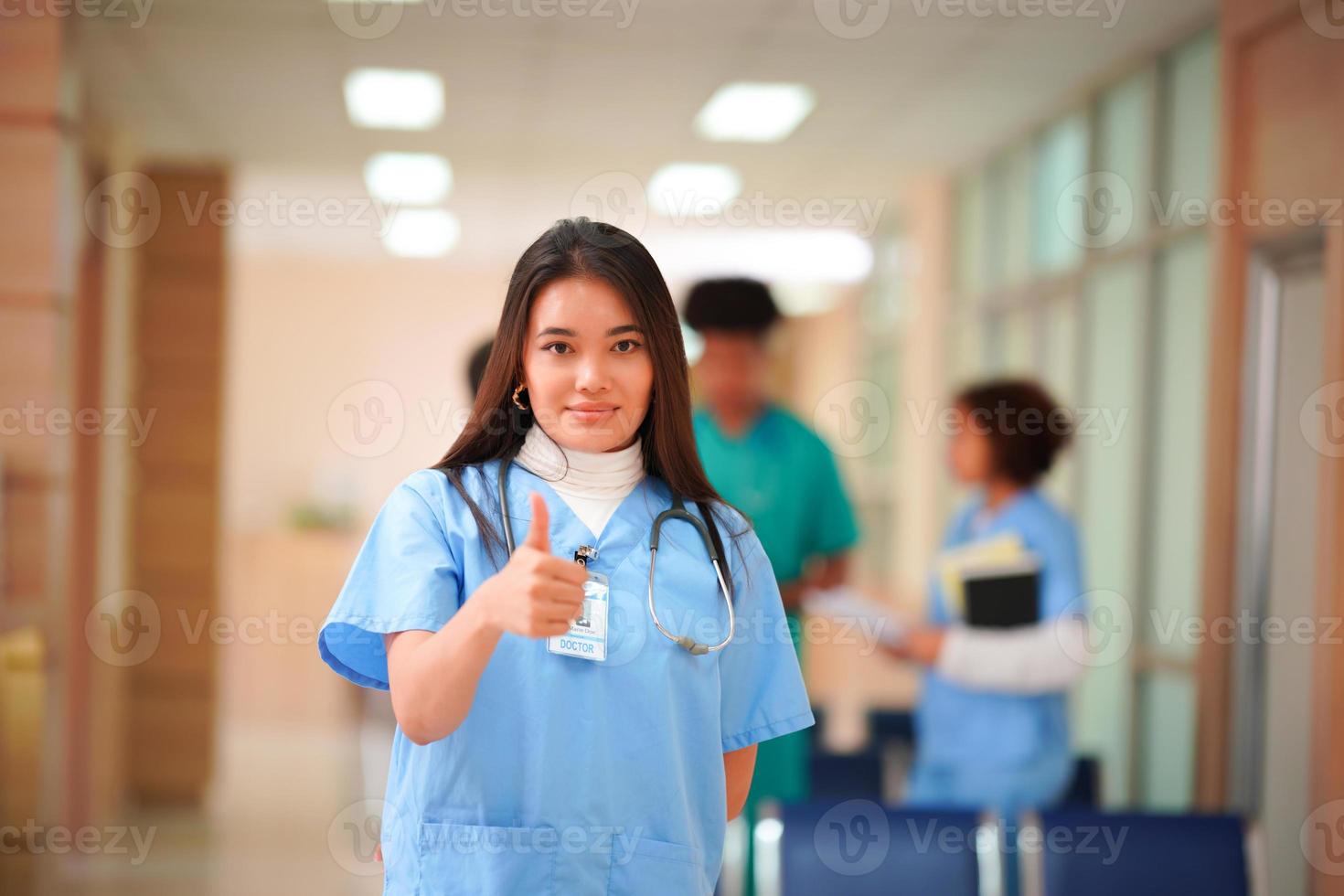 internationella läkarteamet. sjukhusets sjukvårdspersonal. blandad ras asiatisk och kaukasisk läkare och sjuksköterska möte. klinik och stetoskop. foto