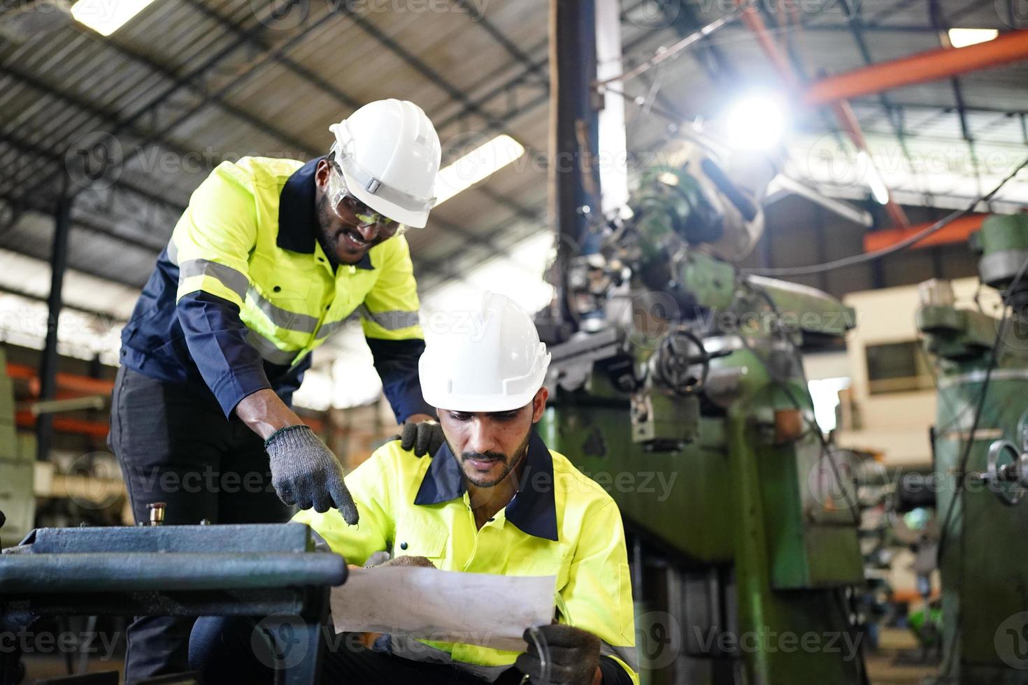 professionella män ingenjör arbetare färdigheter kvalitet, underhåll, utbildning industri fabriksarbetare, lager verkstad för fabriksoperatörer, maskinteknik team produktion. foto