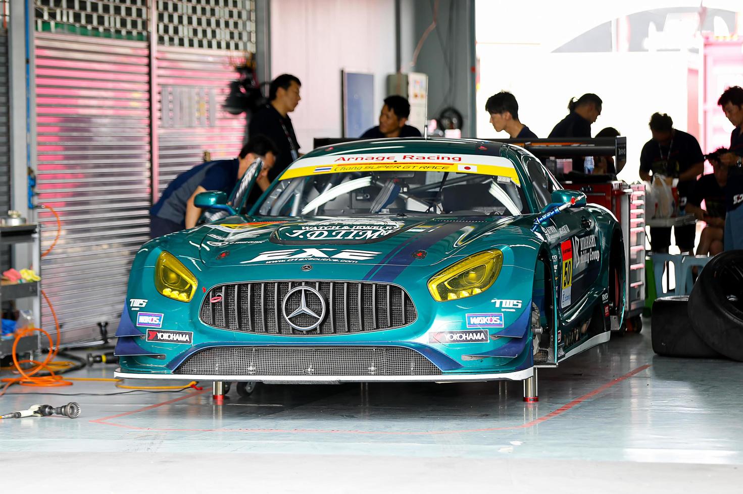 buriram thailand 7 oktober teamracing kör under autobacs super gt round7 burirum united super gt race på chang internationella krets, super gt race 2017, på buriram, thailand. foto