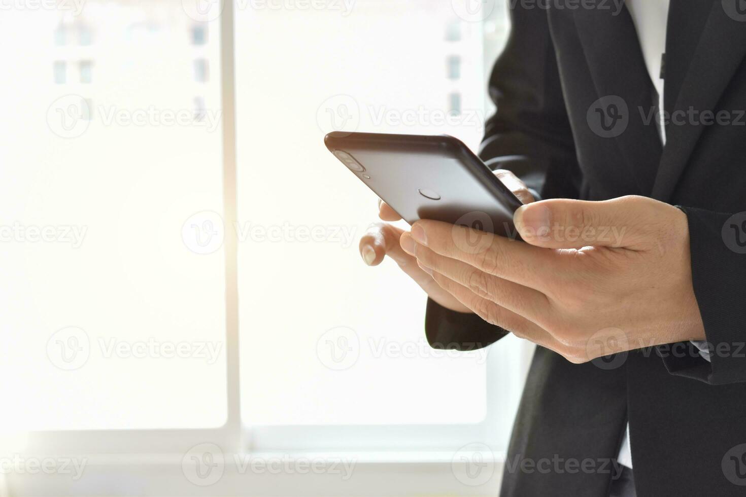 närbild av affärsman som använder en mobiltelefon. ung företagsledare med mobiltelefon. foto