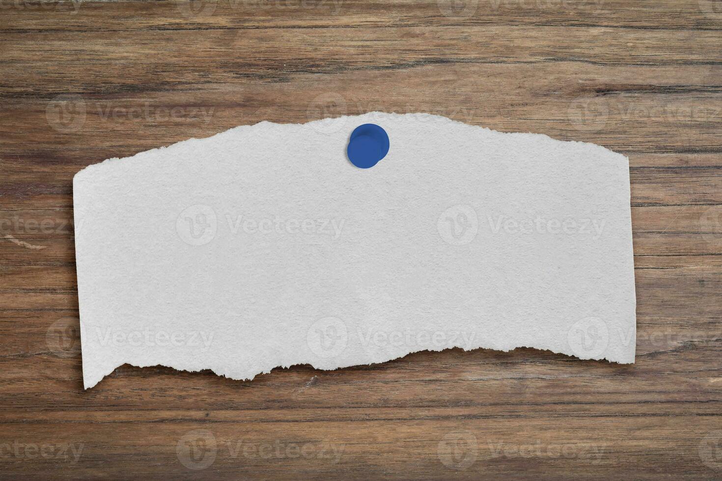 vitt papper post-it på trä bord bakgrund. kopiera utrymme för din text foto