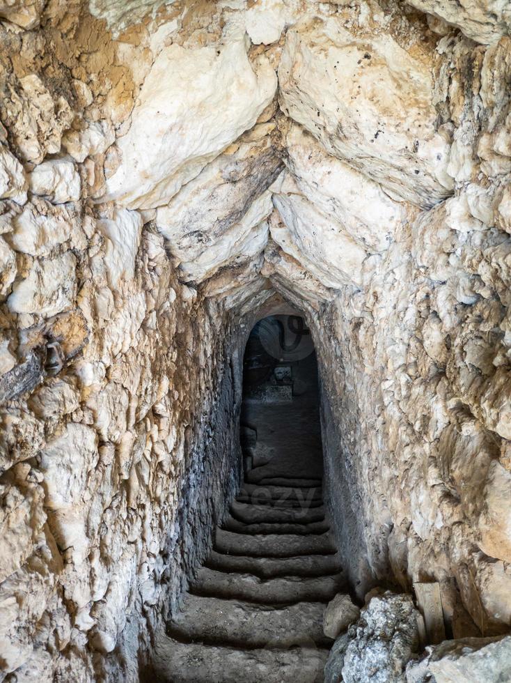 trappor ingång tunnelbanan tunnel grävt i sten foto