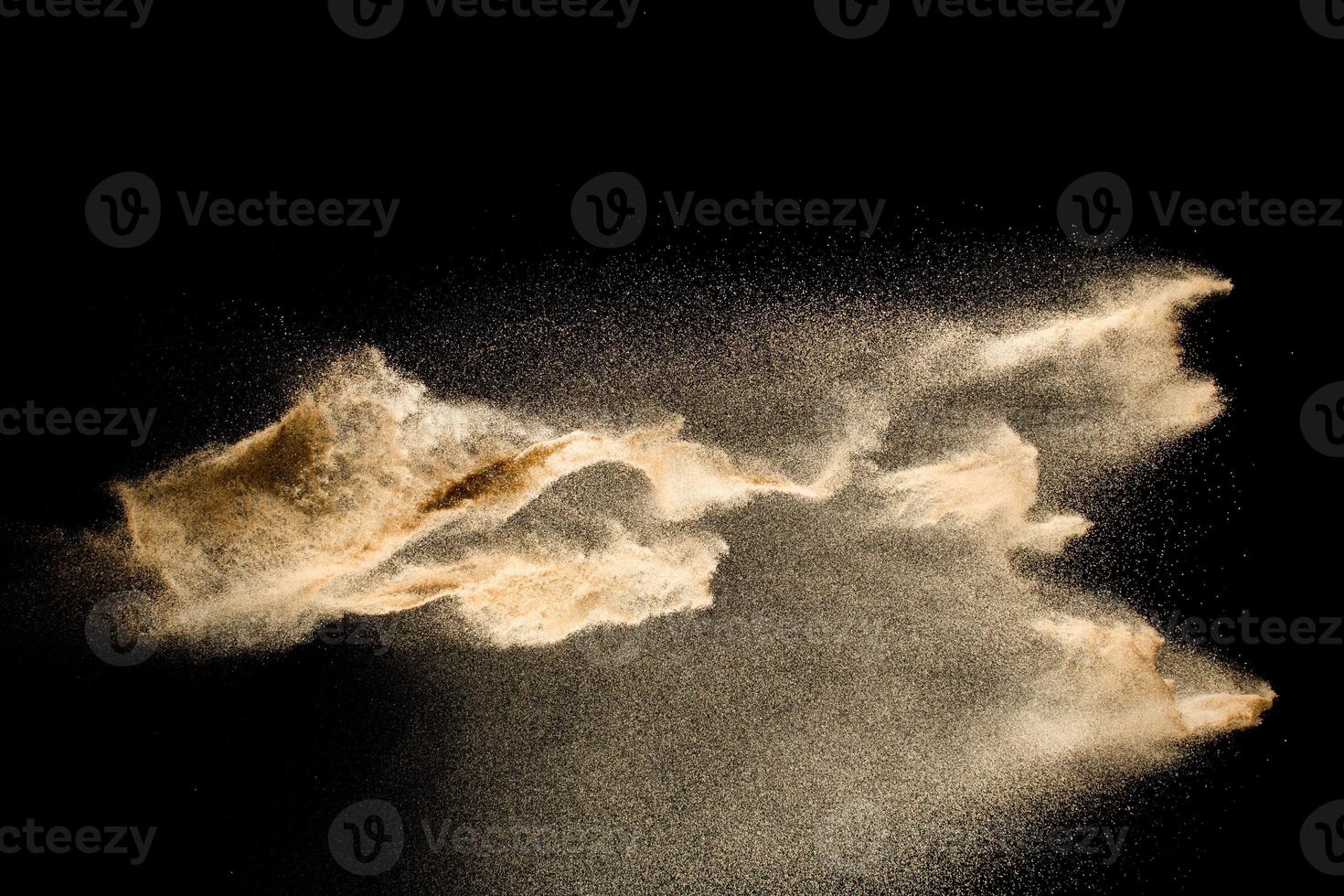 abstrakt sand cloud.golden färgad sand stänk mot mörk bakgrund. gul sand fluga våg i luften. sand explodera på svart bakgrund, kasta frysa stop motion koncept. foto