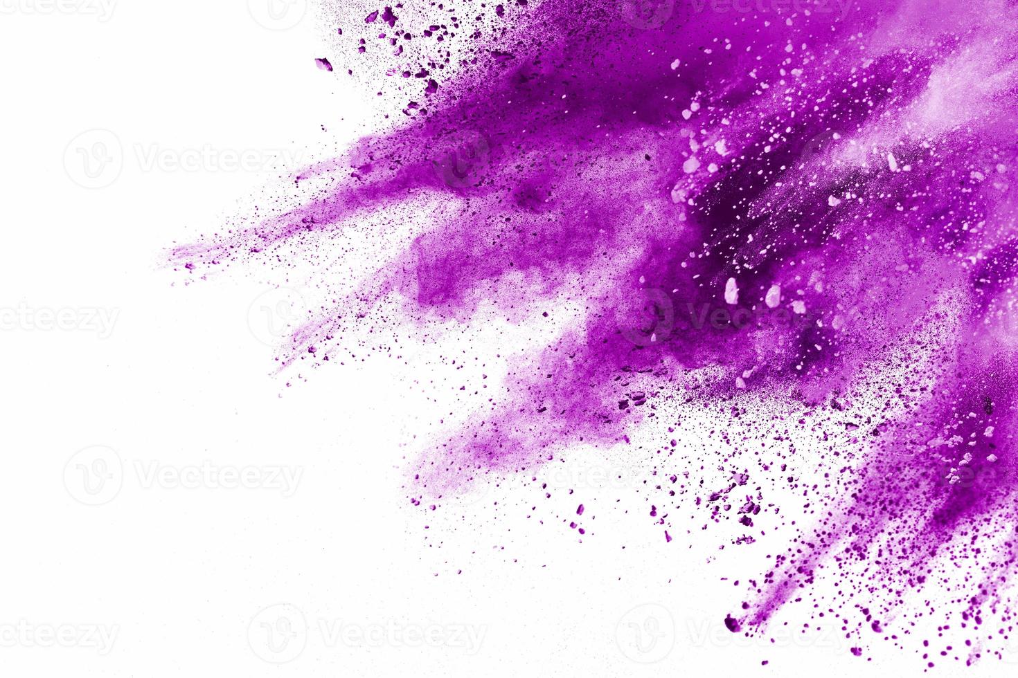 lila partikelexplosion på vit background.freeze rörelse av lila dammstänk på bakgrunden. foto