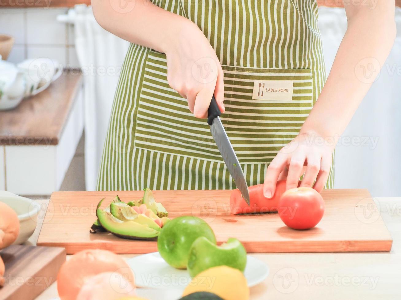 kvinna i köket kvinna förbereder mat foto