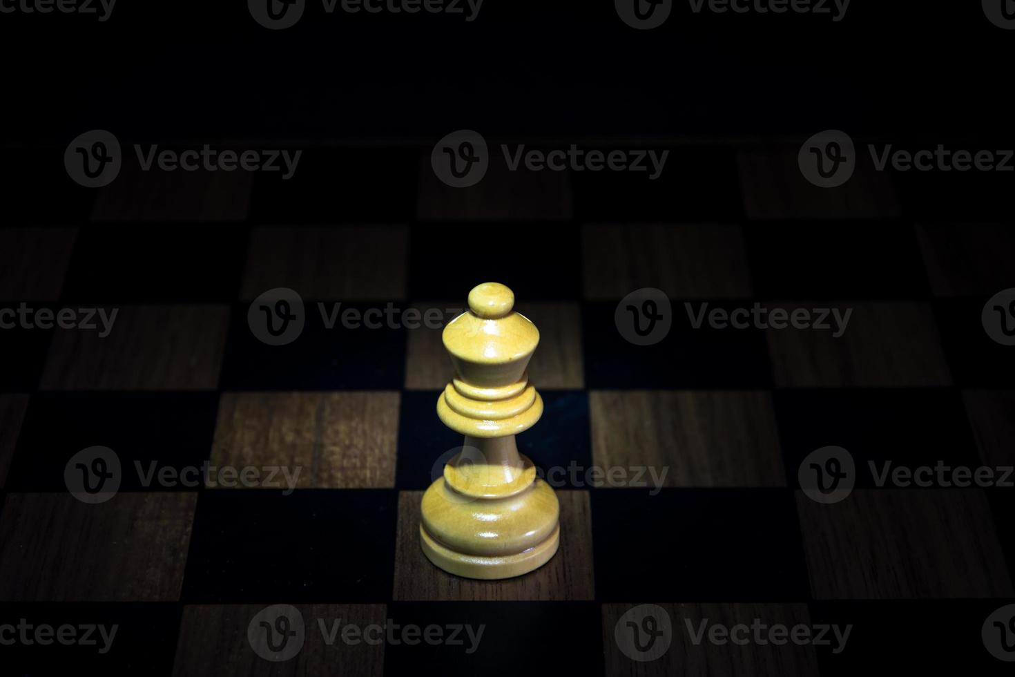 schackfigur på schackbrädspelskoncept för idéer svart bakgrund foto
