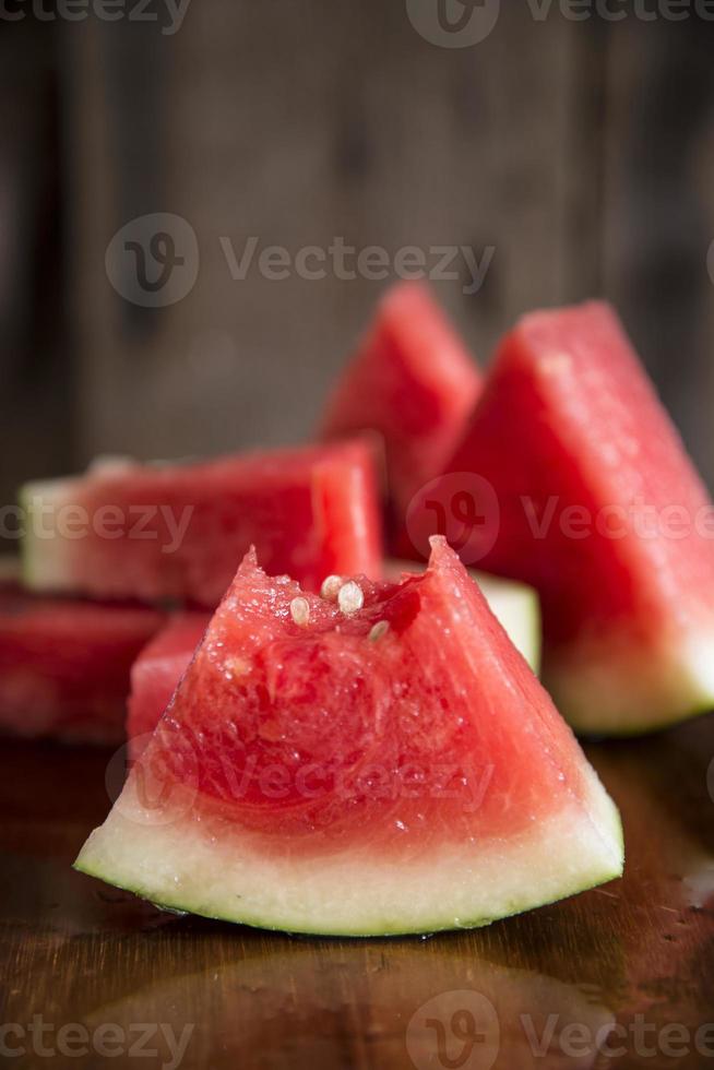 skivad saftig vattenmelon på träskärbräda foto