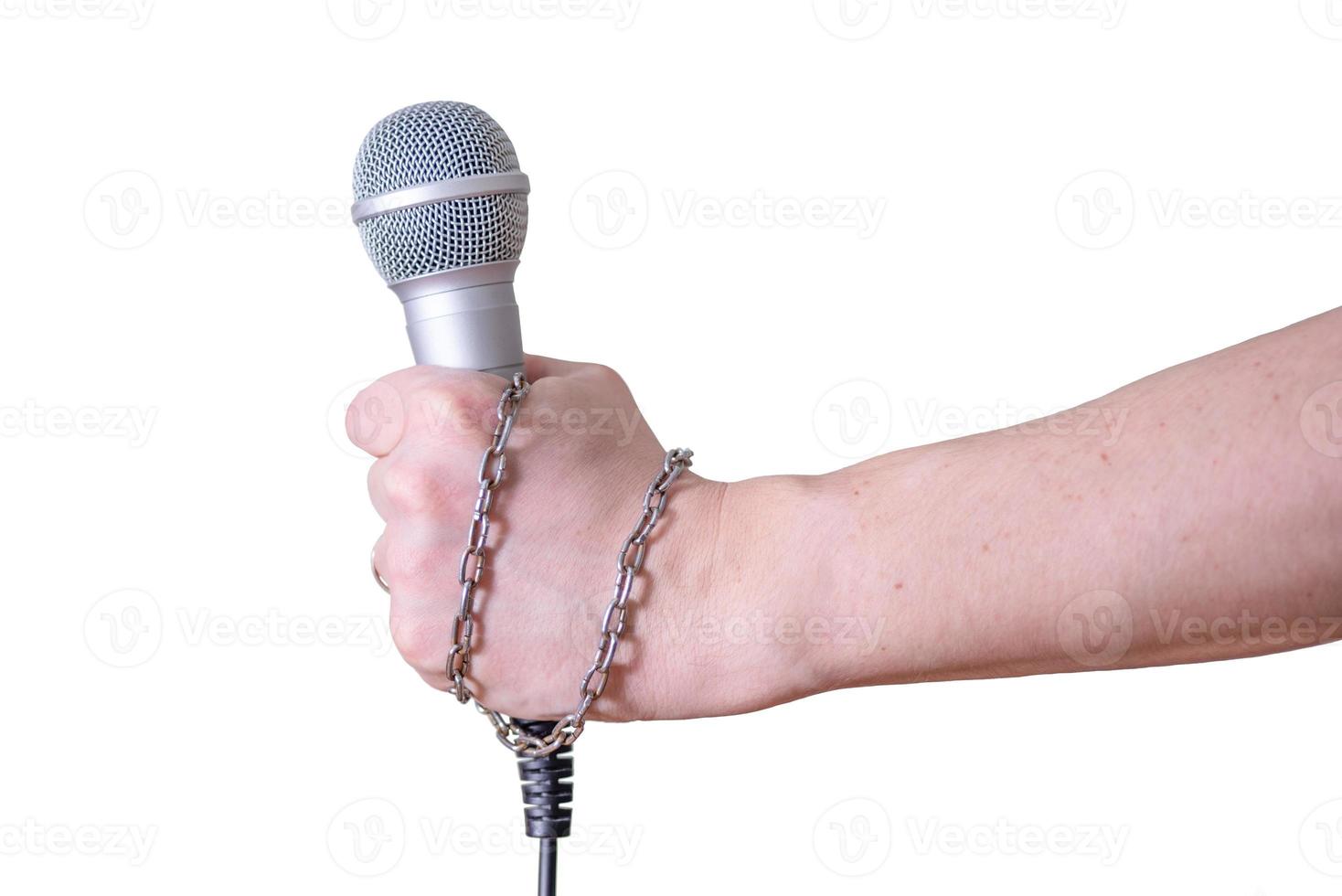 kvinnlig hand med mikrofon, på vit bakgrund. foto