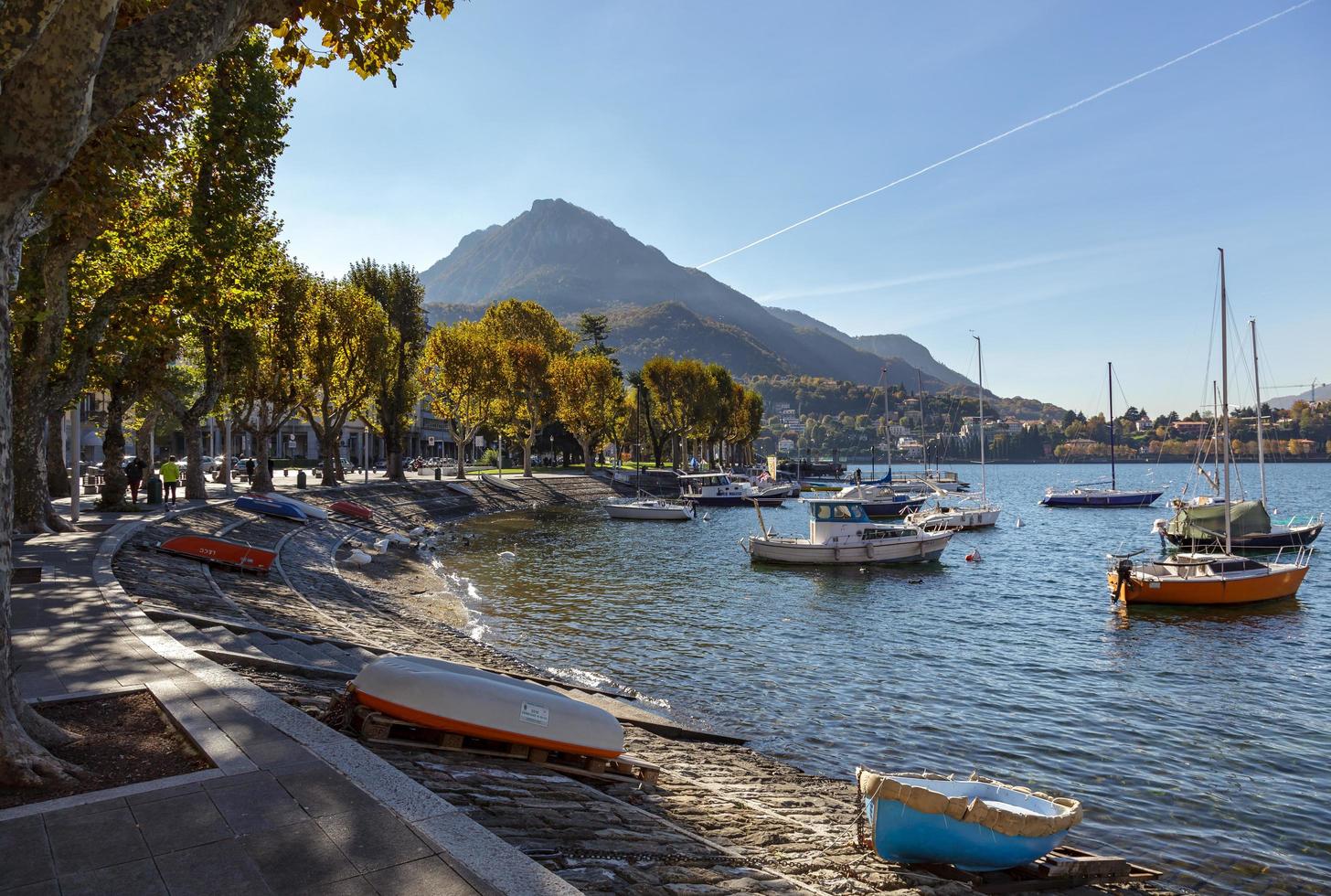 lecco, Italien, 2010. utsikt över båtar på Comosjön foto