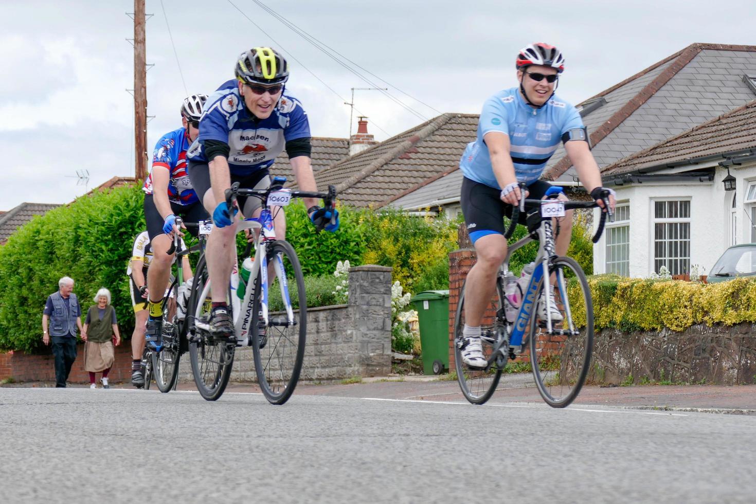 Cardiff, Wales, Storbritannien, 2015. cyklister som deltar i cykelevenemanget Velothon foto