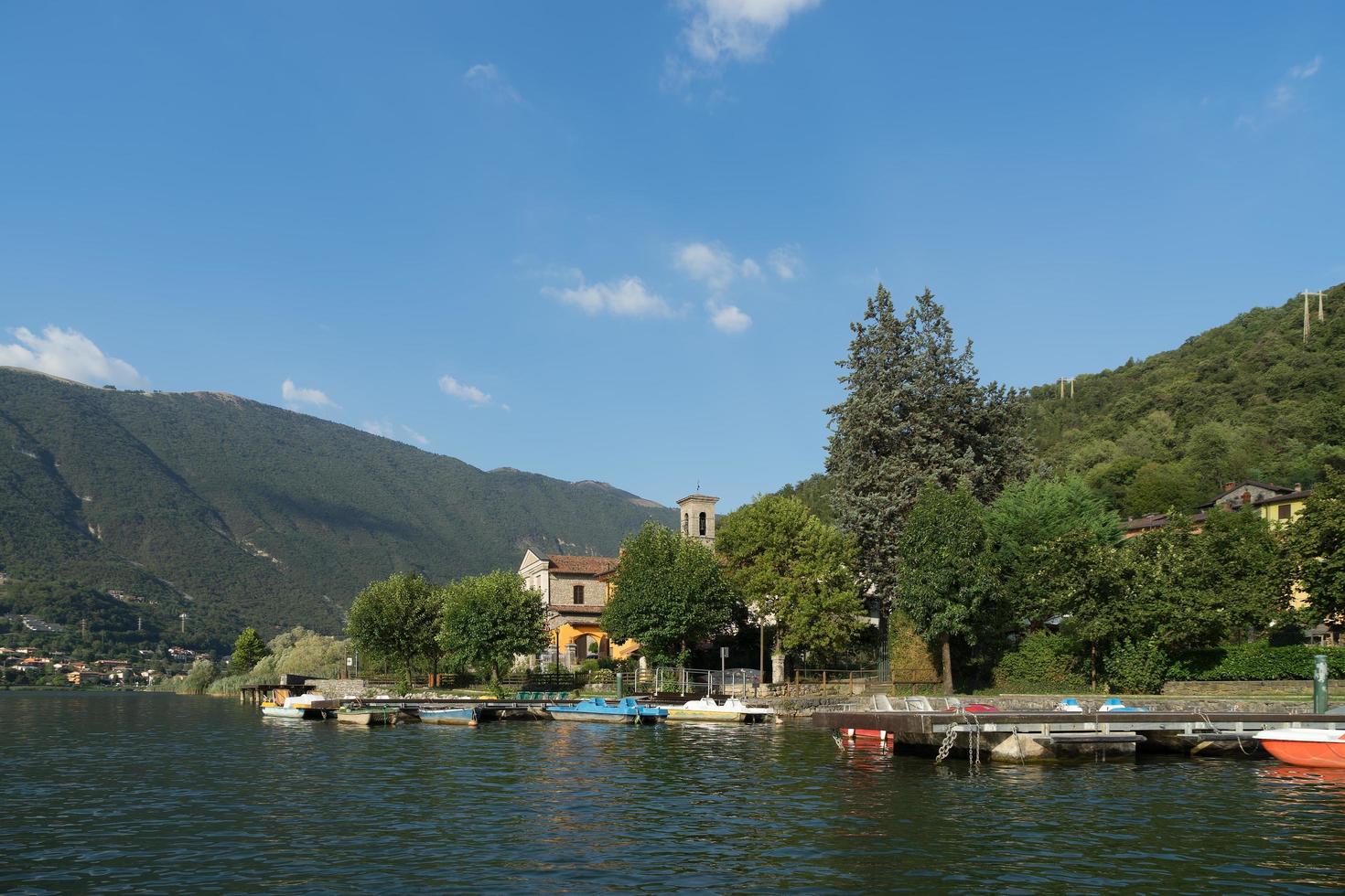 San Felice, Lombardiet, Italien. liten by san felice på den östra sidan av sjön Endine foto