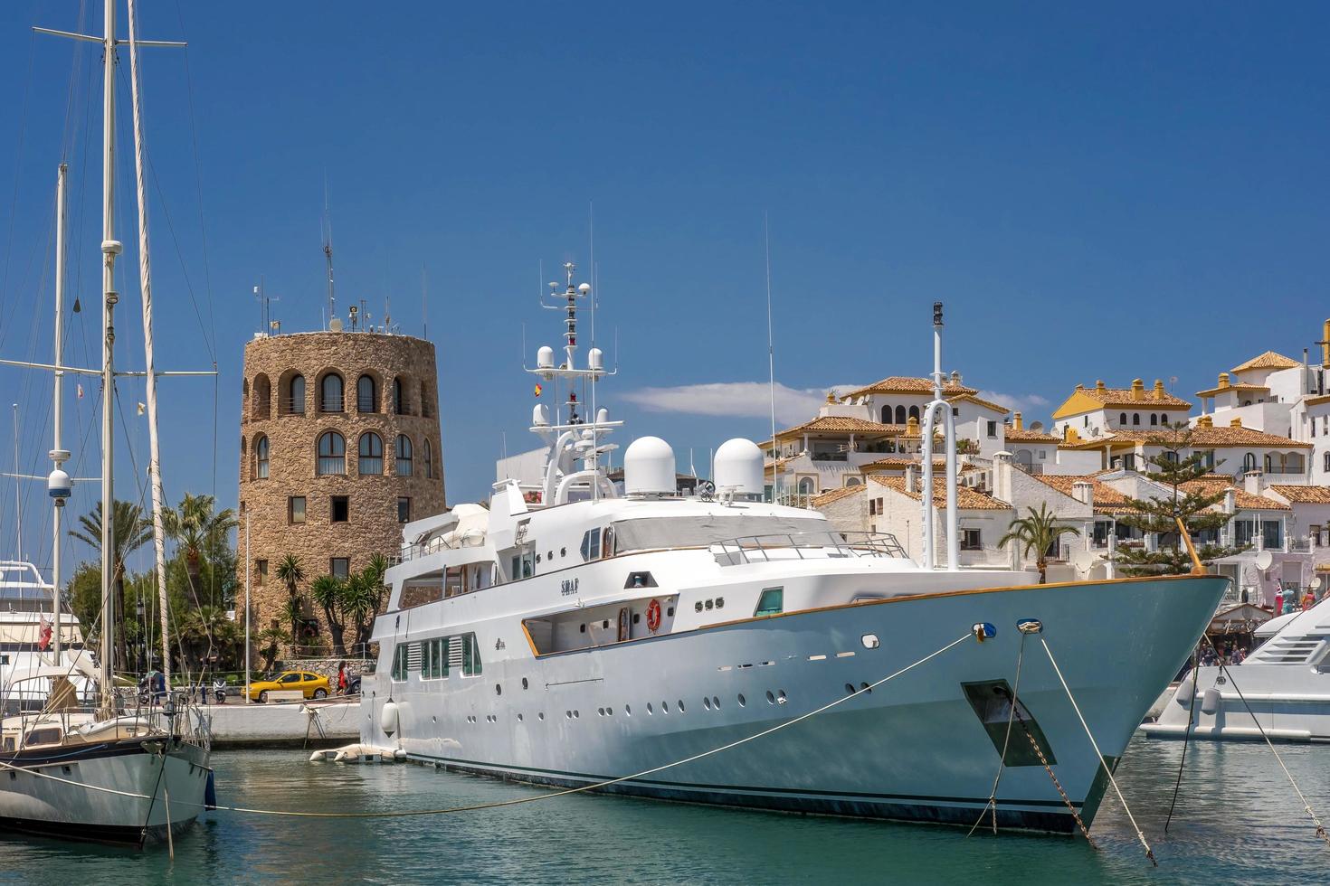 puerto banus, Andalusien, Spanien, 2016. utsikt över en lyxyacht i hamnen foto