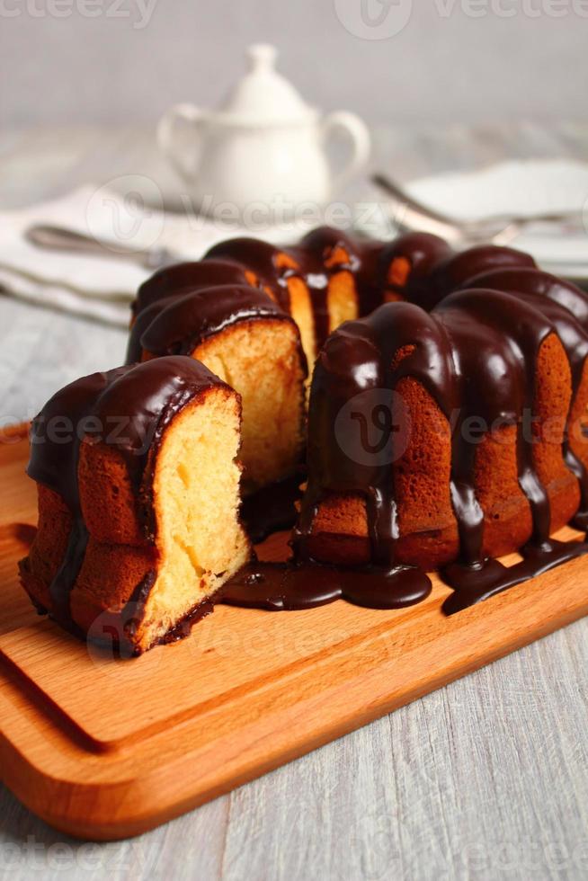 bundt kaka med choklad glasyr foto