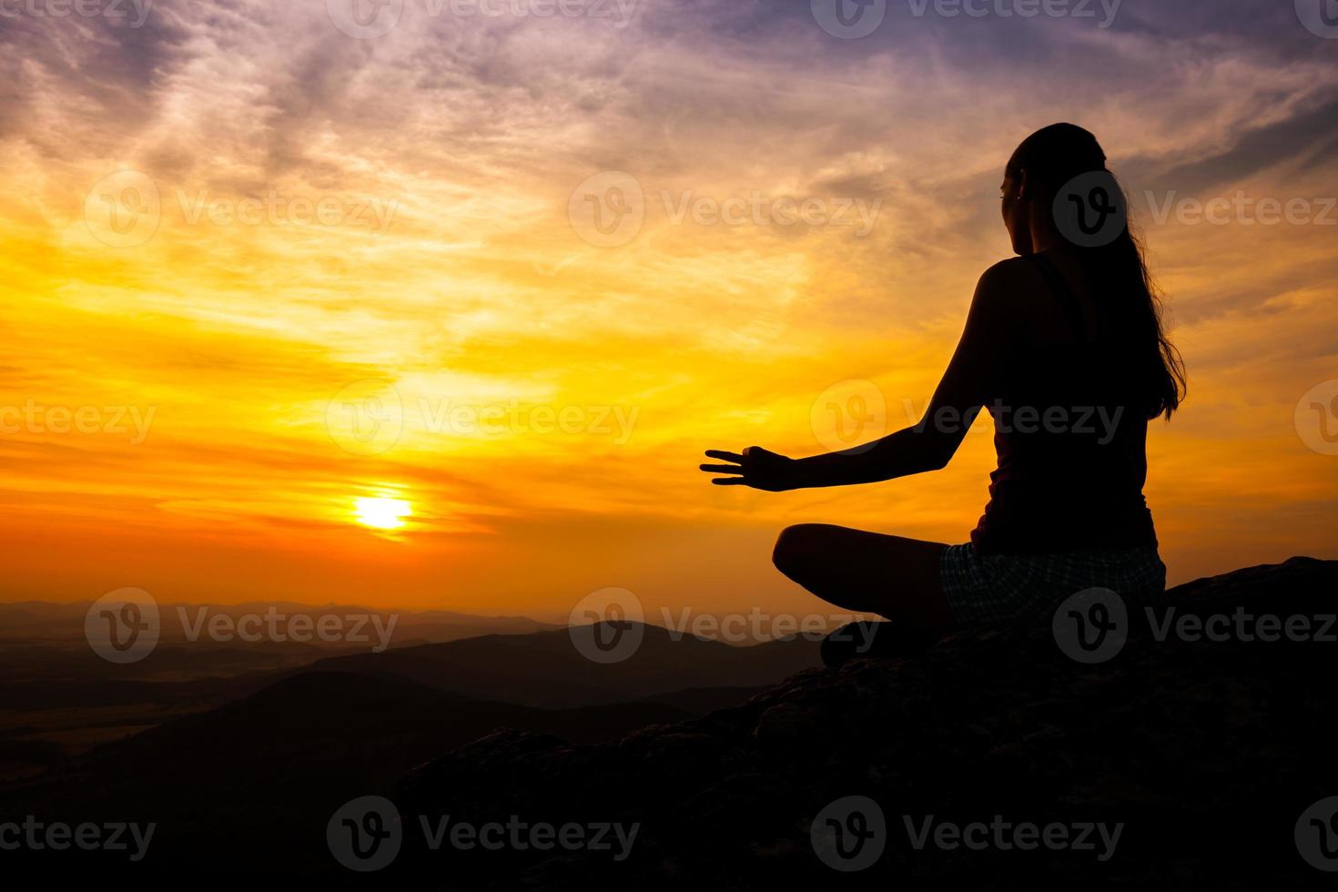 yogapraktiserande i solnedgången foto