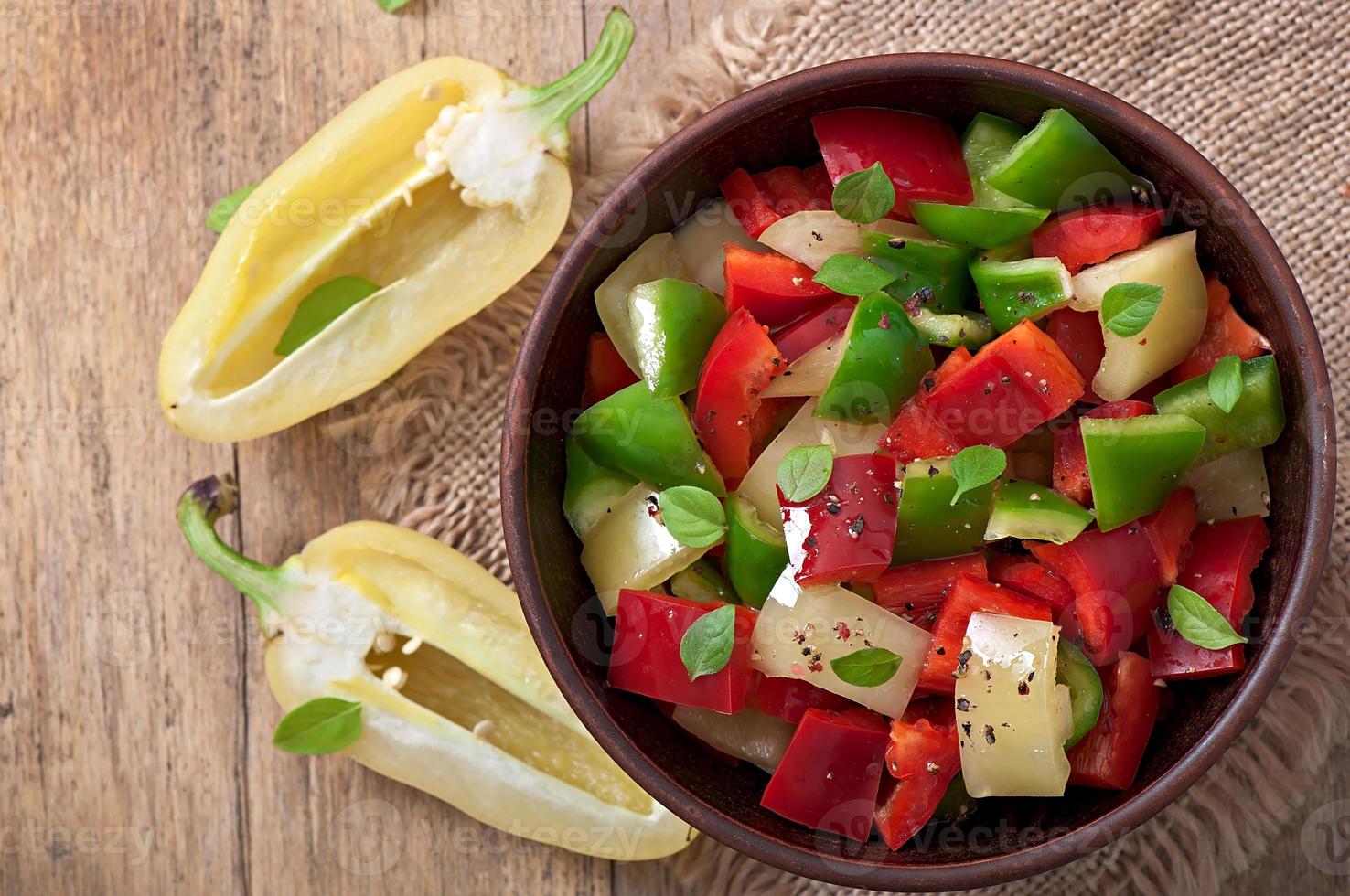 sallad av söta färgglada paprika med olivolja foto