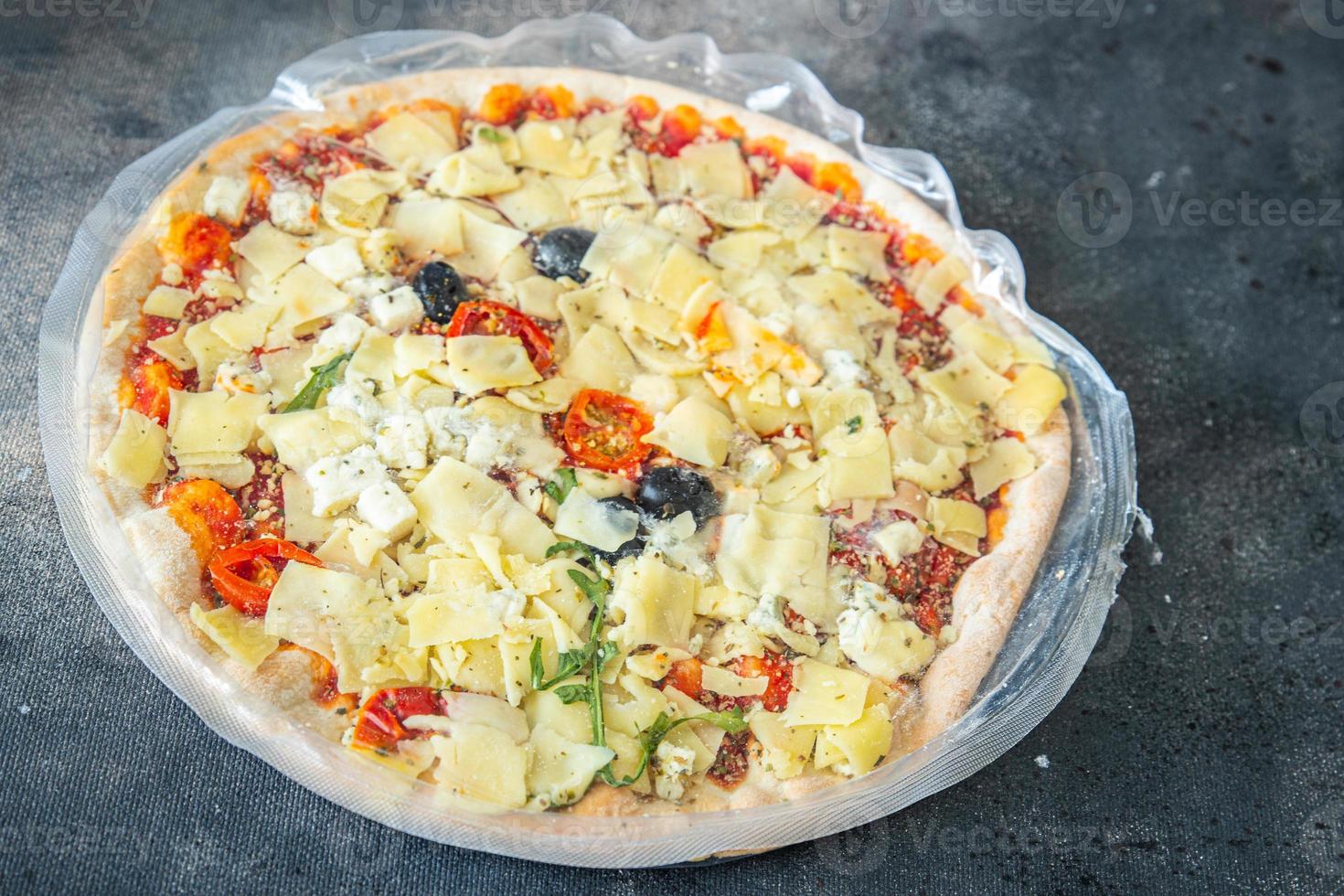 fryst pizza matförpackning matfilm cellofan snabb upptining färsk hälsosam måltid mat mellanmål kost på bordet kopia utrymme mat foto