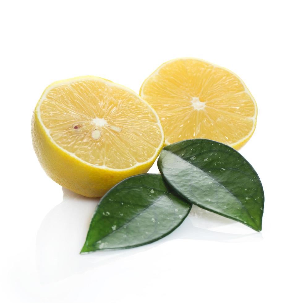 färsk citron på vit bakgrund foto