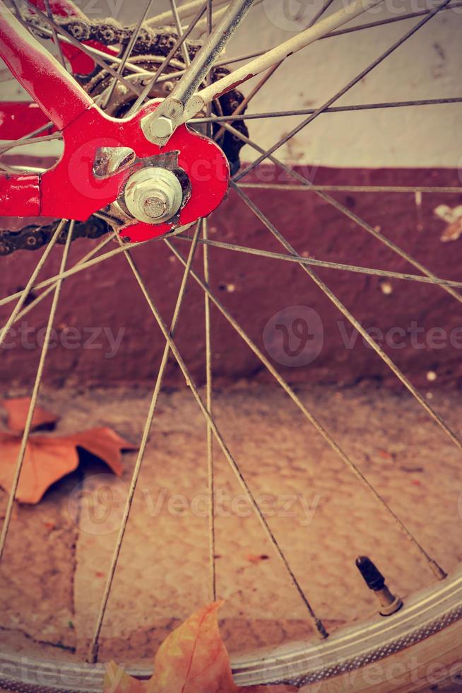 hjul detalj av retro cykel med höstlöv. vintagestil. vertikal bild. foto