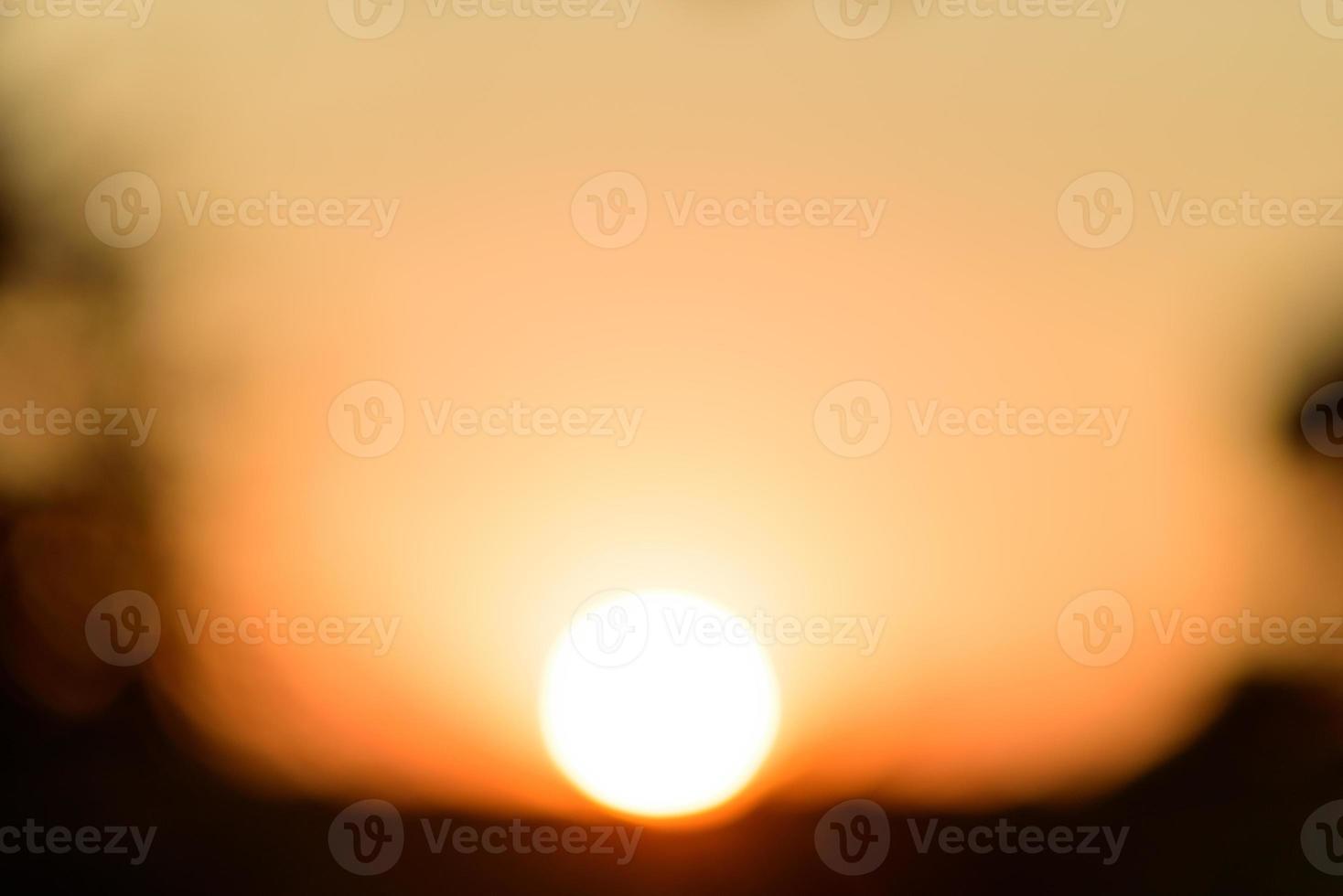 abstrakt suddig solnedgång bakgrund. solen går ner över horisonten. foto