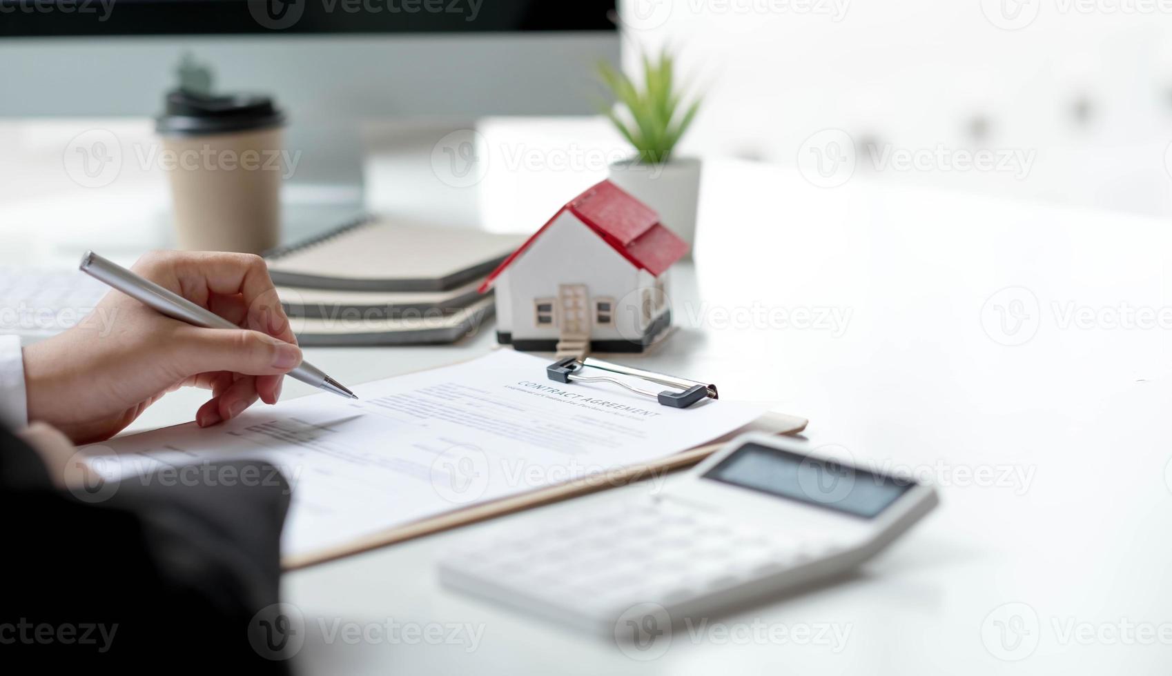 fastighetsmäklare underteckna kontraktspapper. fastighetsmäklare, fastighetsmäklare, fastighetsinvestering köp och sälj koncept. foto