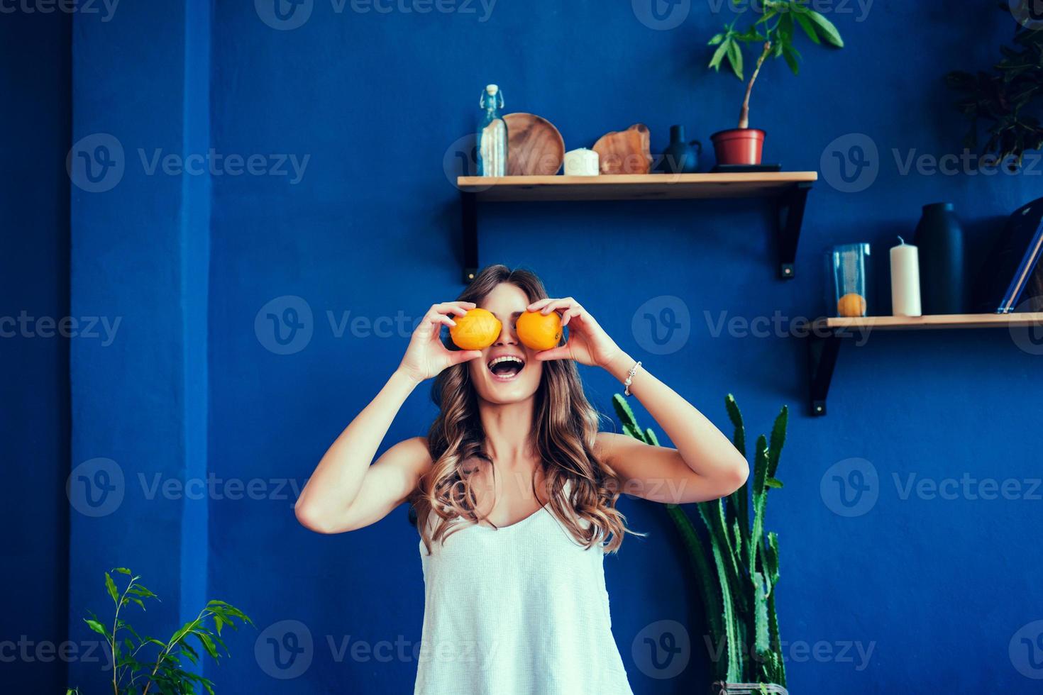 känslomässig kvinna som håller apelsiner foto