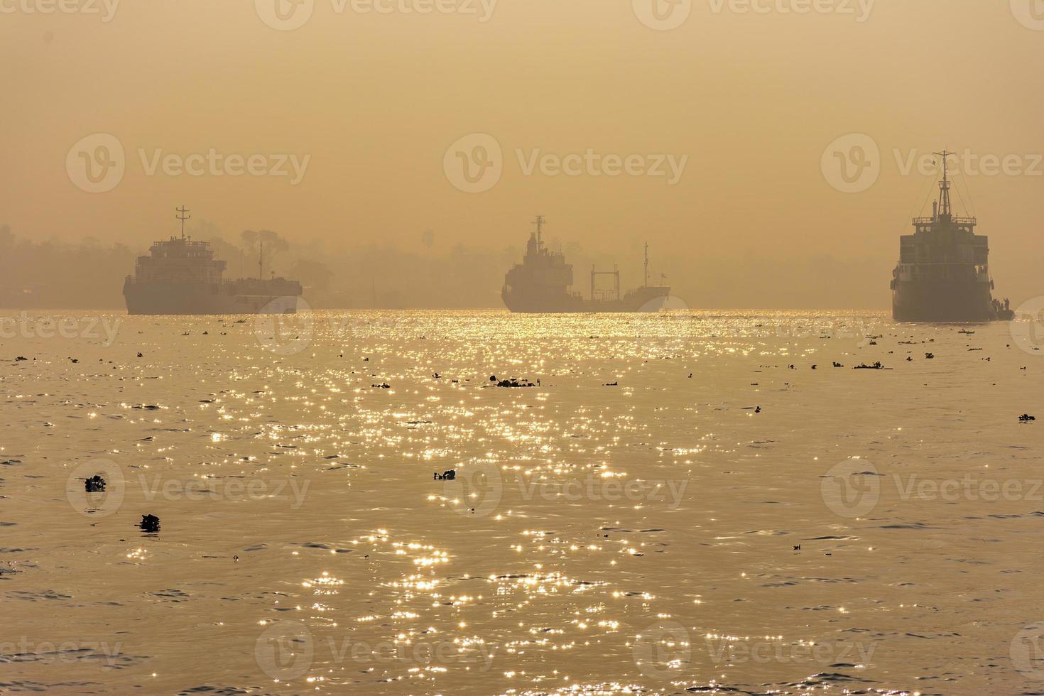 stort hav, havskeppstransportfartyg i dimman, morgon i pashurfloden, mongla hamn i bangladesh foto