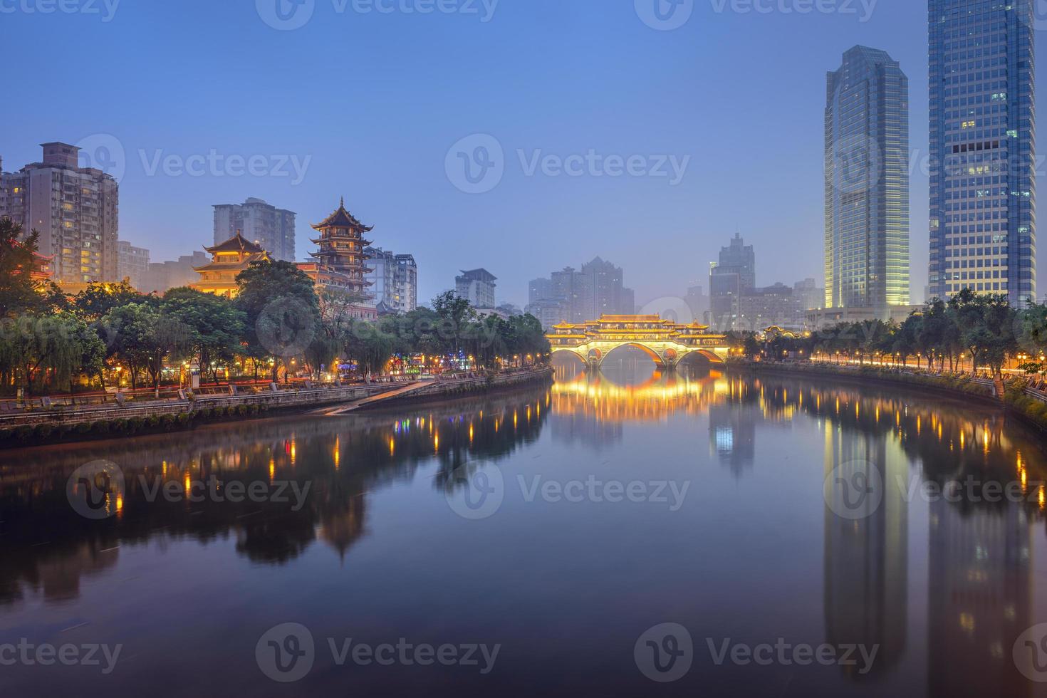 chengdu, porslin vid floden jin foto