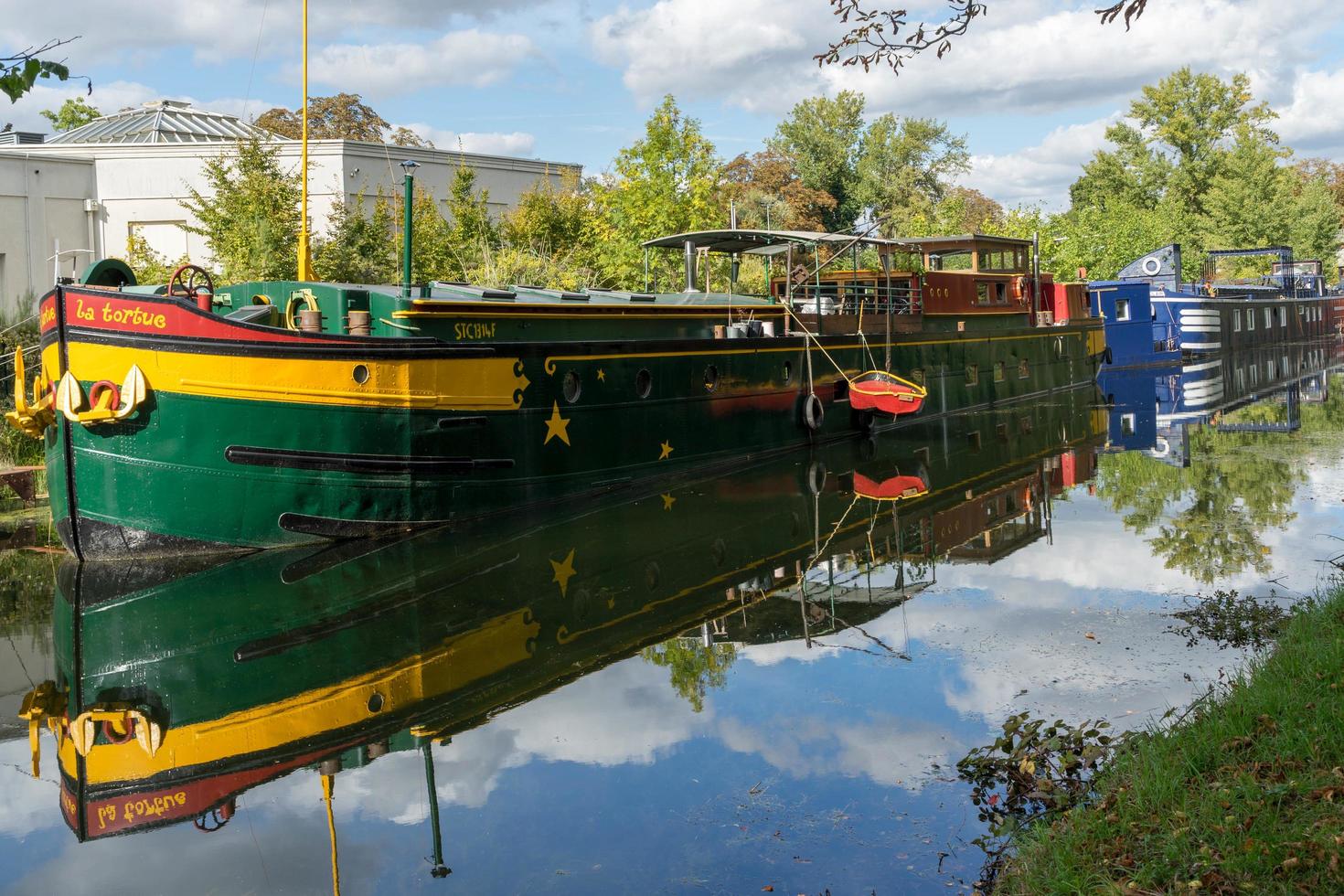 metz, Frankrike, 2015. pråmar förtöjda vid floden Mosel foto