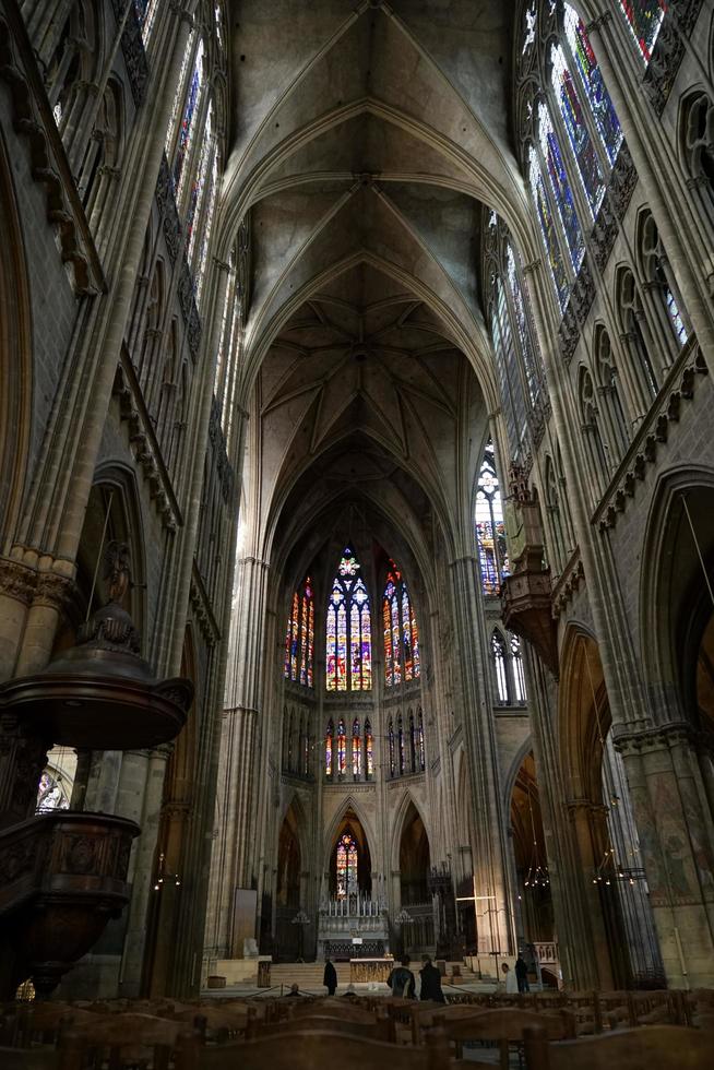 metz, Frankrike, 2015. interiörvy av katedralen i saint-etienne foto