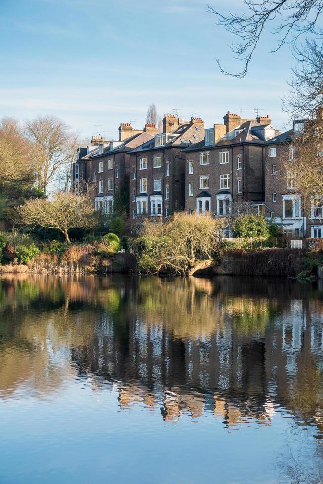 london, Storbritannien, 2016. rad med hus vid en sjö vid hampstead foto
