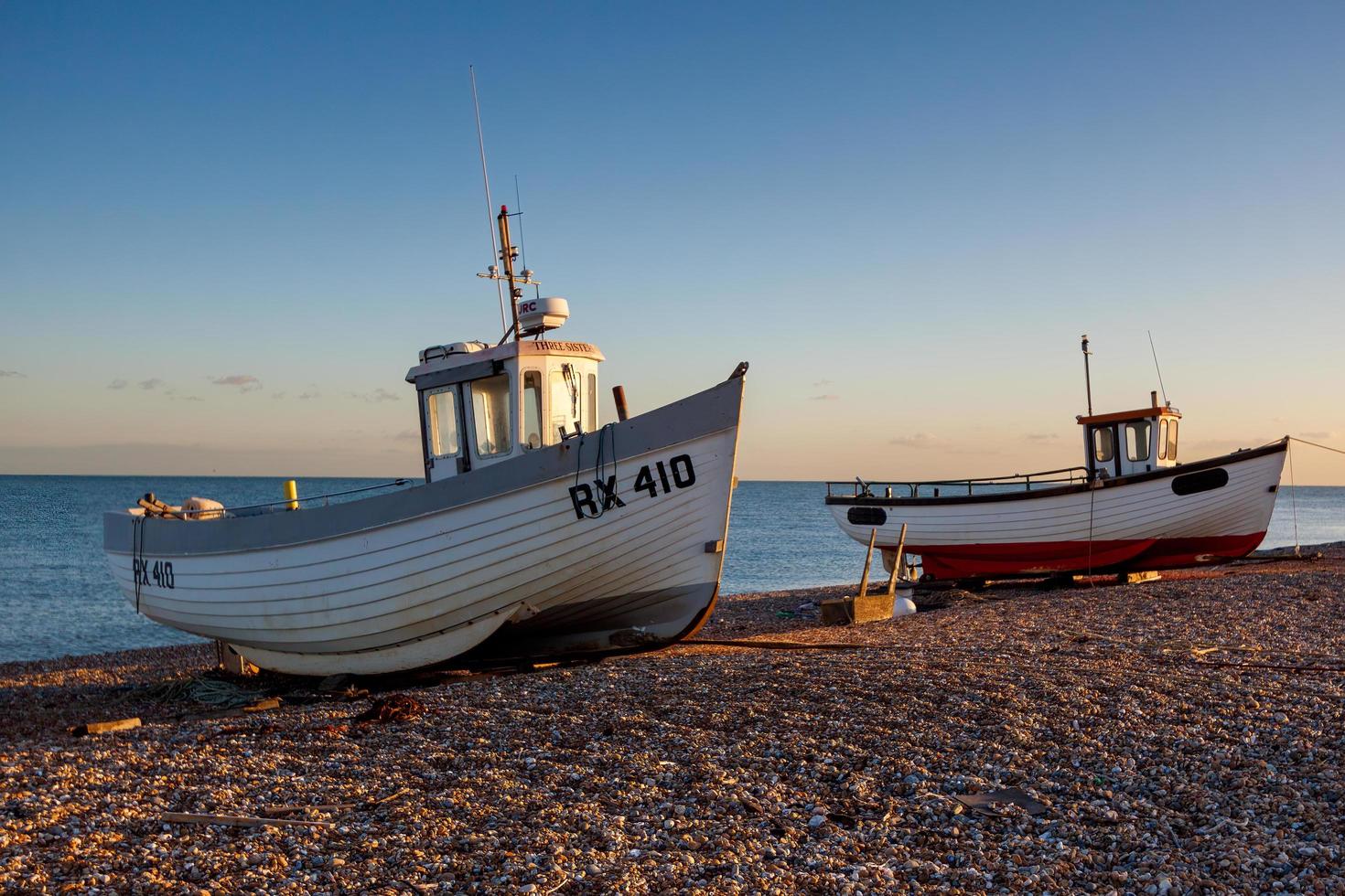 dungeness, kent, Storbritannien, 2008. fiskebåtar på stranden foto