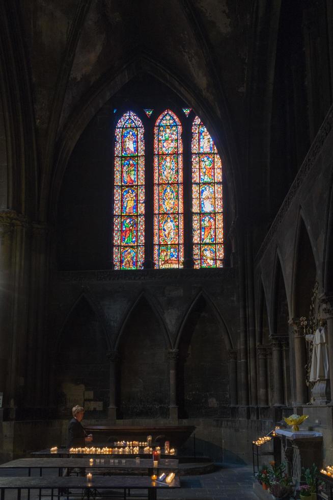 metz, Frankrike, 2015. målat glasfönster i katedralen i saint-etienne foto