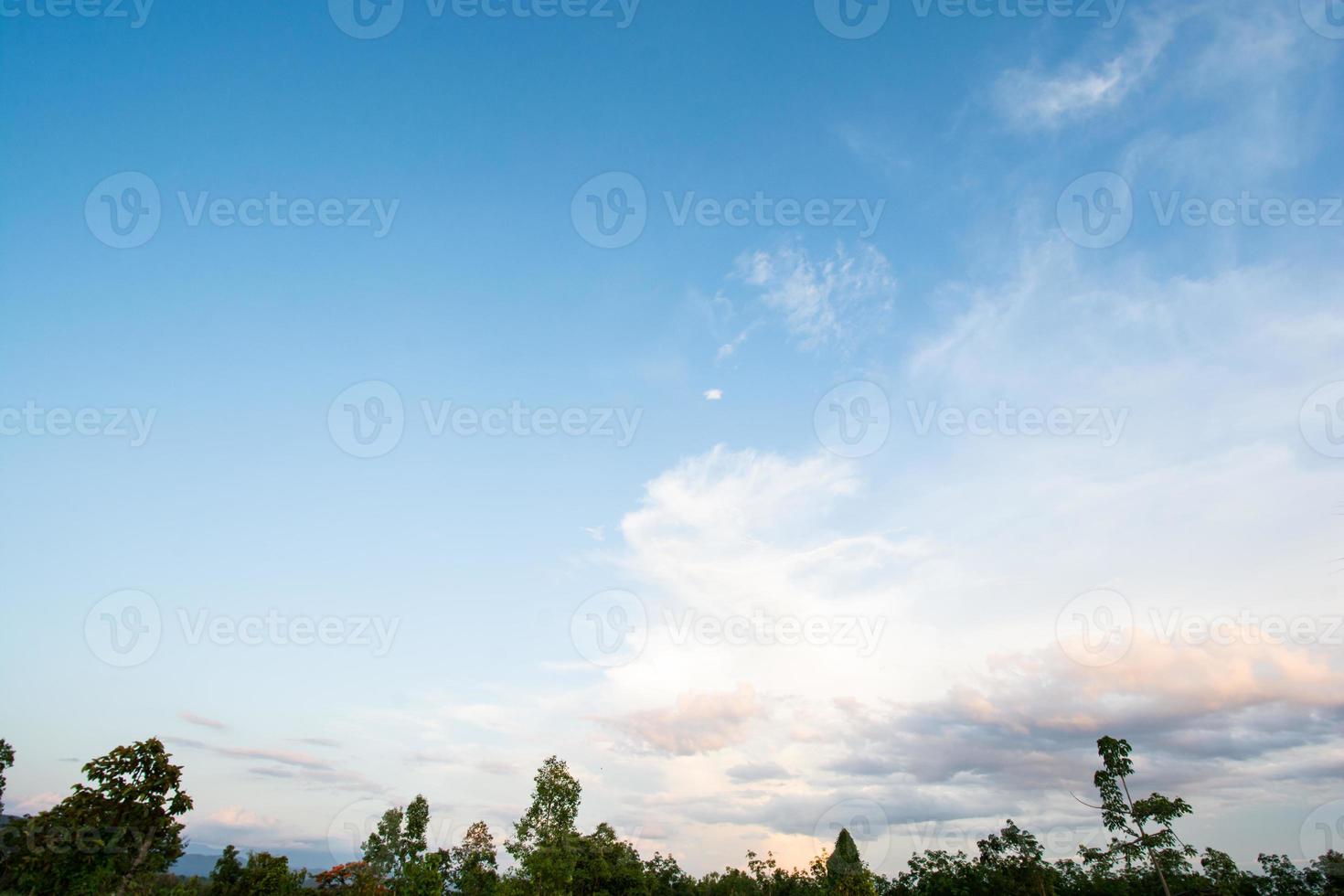 moln på blå himmel i en klar dag foto