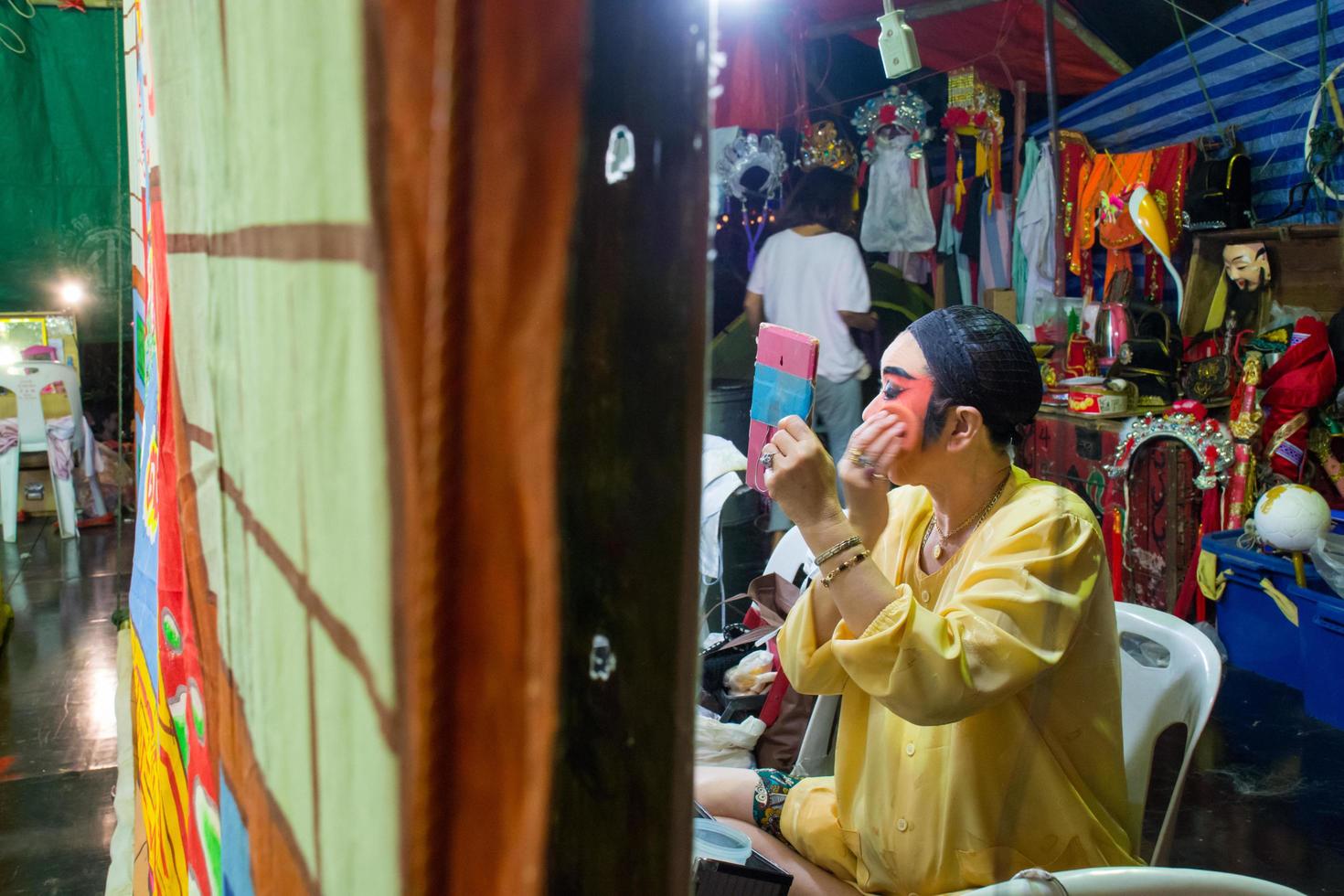 asien thailand - 28 augusti 2019 kinesisk operaskådespelerska. artister utgör backstage. asiatisk traditionell kulturkonst. foto