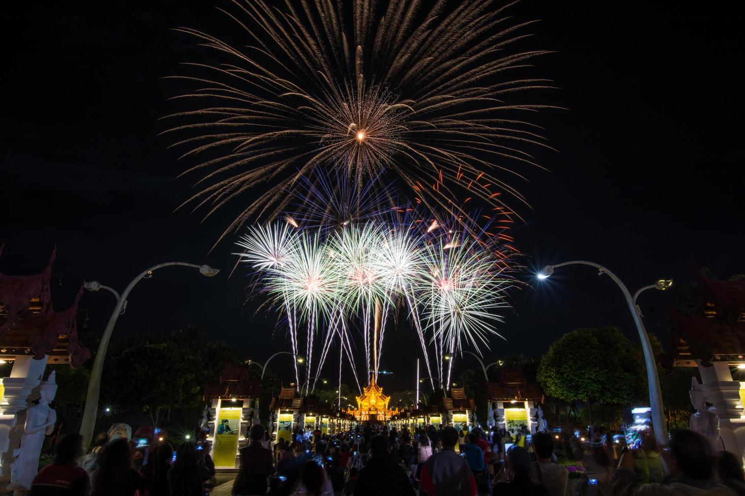 färgglada regnbågsfyrverkerier under det nya året 2018 evenemang på kungliga flora ratchaphruek, chiang mai, thailand foto