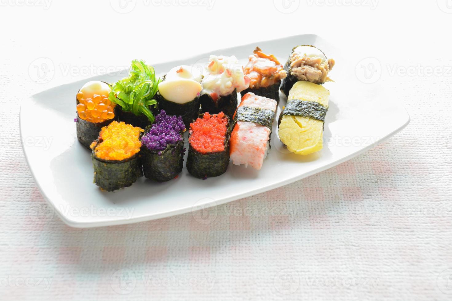 sushi på vit tallrik, tonfisk, lax, havsabborre, sött ägg, räkor sushi, japansk mat foto