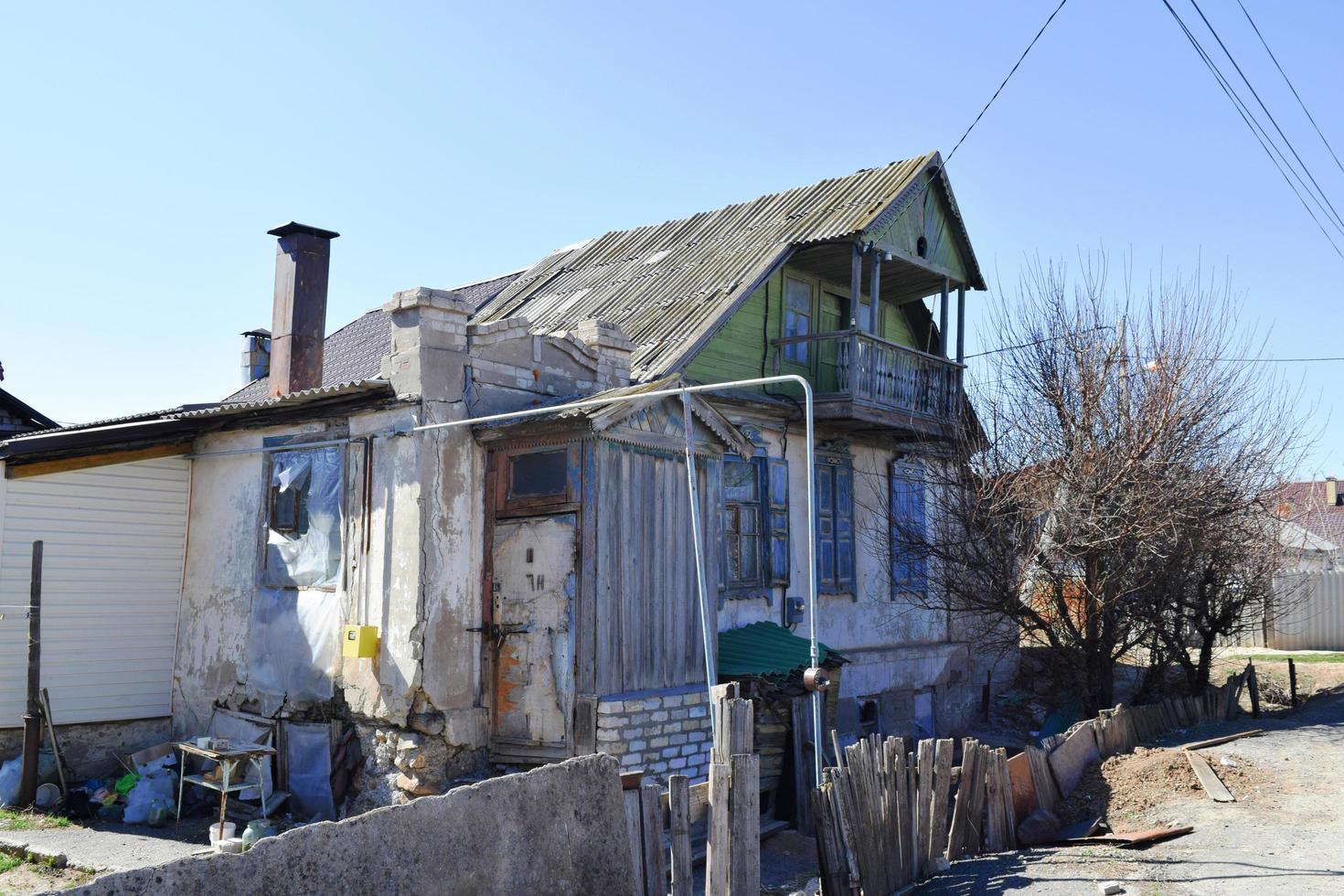 volzhsky, ryssland-april 10 2019-bostadshus i den ryska vildmarken i volzhsky foto