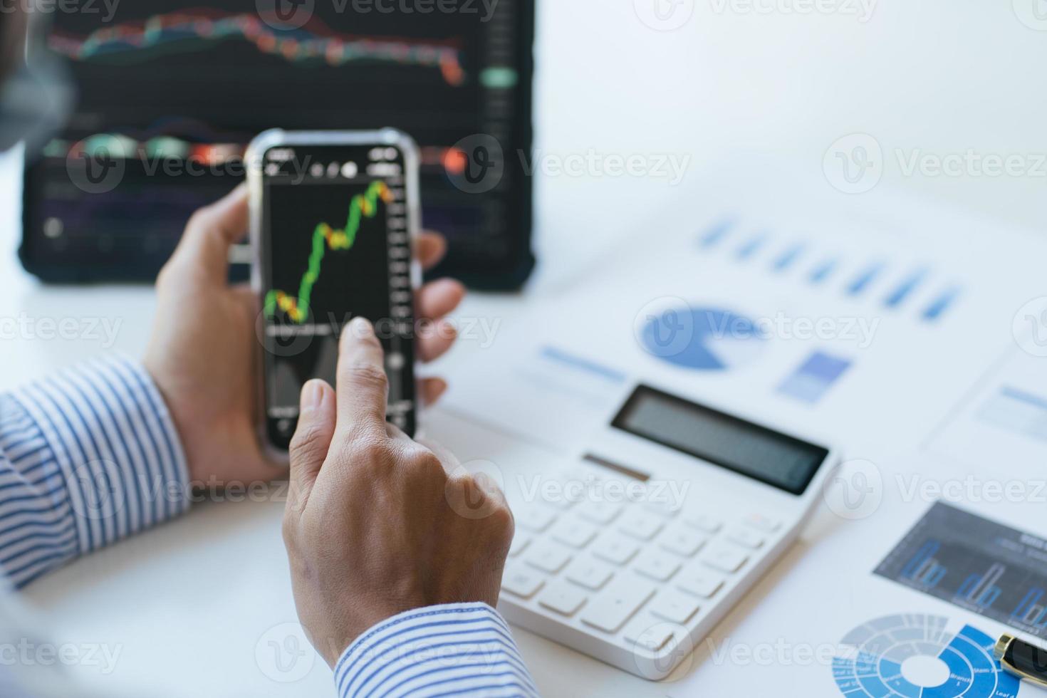 börsmarknadskoncept, affärsinvesterarhandel eller aktiemäklare som planerar och analyserar med bildskärm och pekar på data som presenteras och handlar på en börs. foto