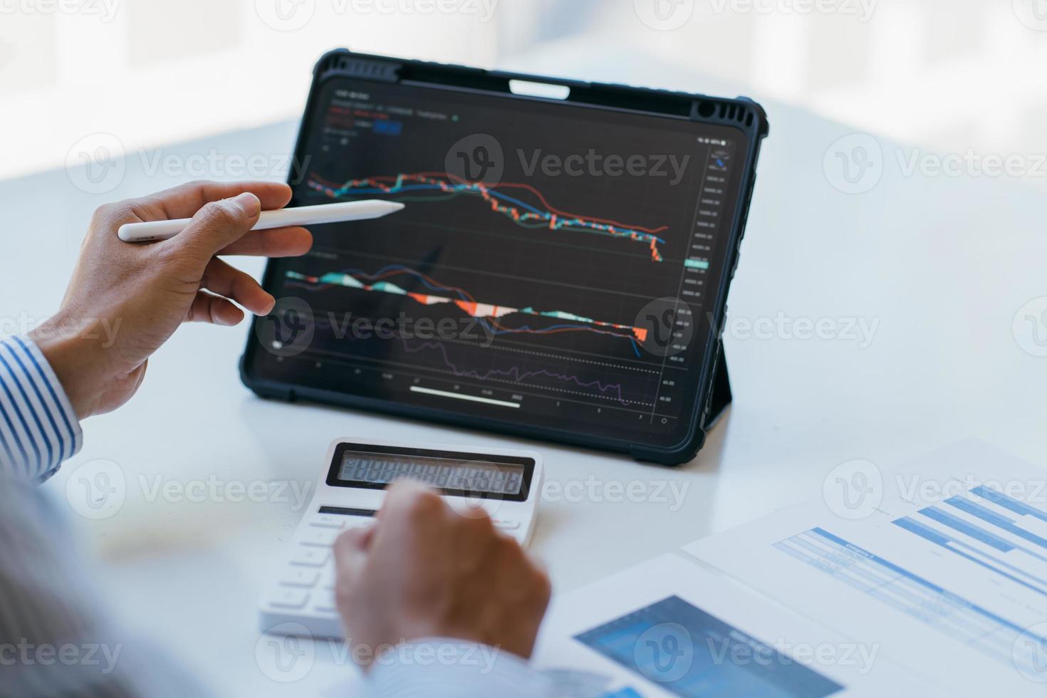 börsmarknadskoncept, affärsinvesterarhandel eller aktiemäklare som planerar och analyserar med bildskärm och pekar på data som presenteras och handlar på en börs. foto