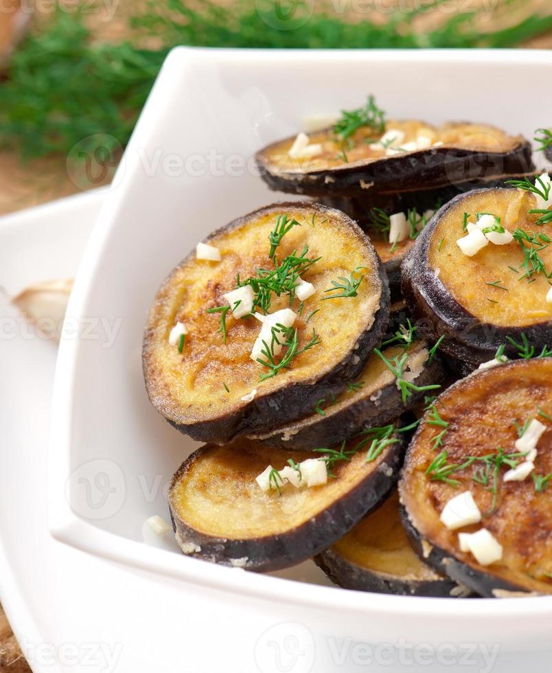 tallrik grillad aubergine med vitlök och dill foto