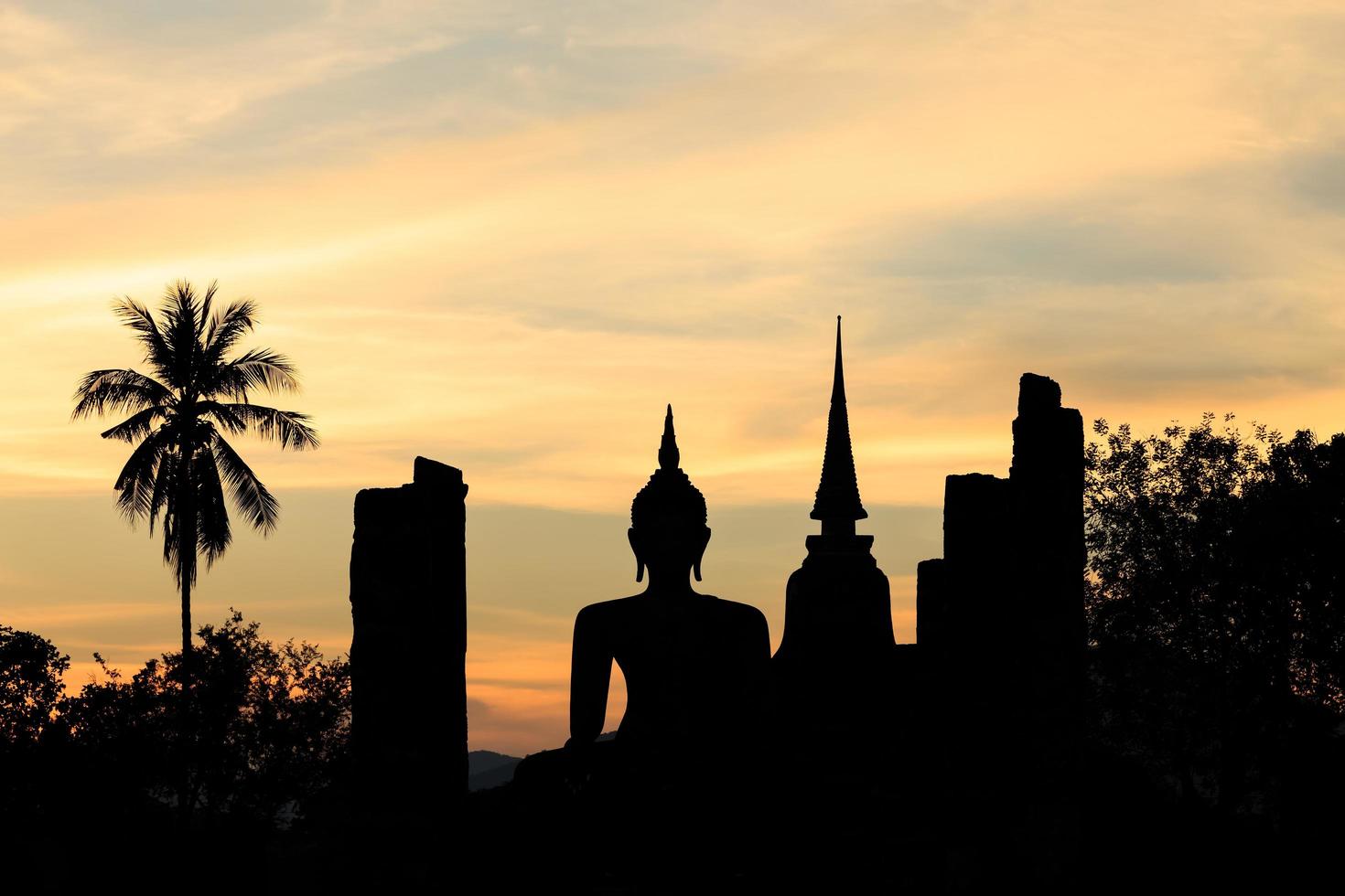 huvudkapellet i wat maha som vid solnedgången, shukhothai historiska park, thailand foto