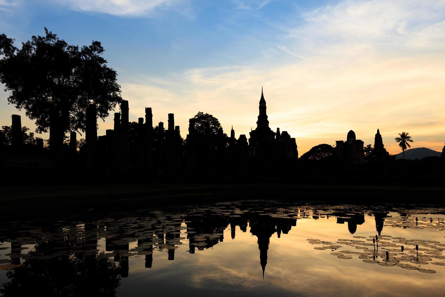 wat maha det vid solnedgången, shukhothai historiska park, thailand foto