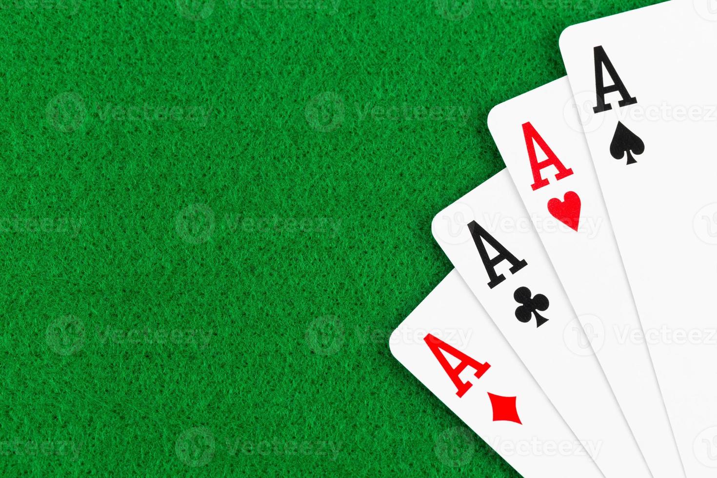fyra ess pokerspelkort på grön filtbakgrund foto