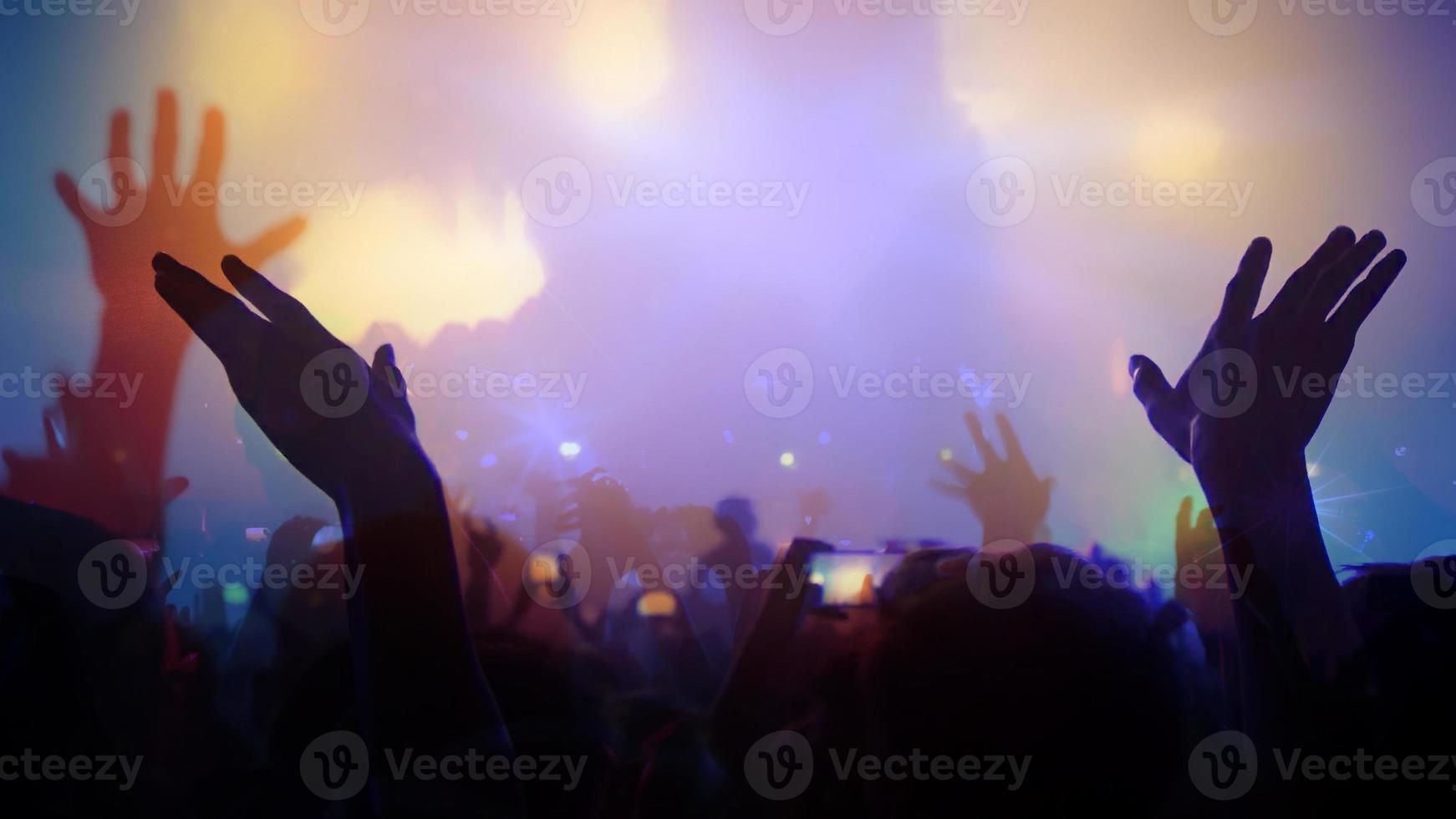 silhuett konsert framför scenen foto