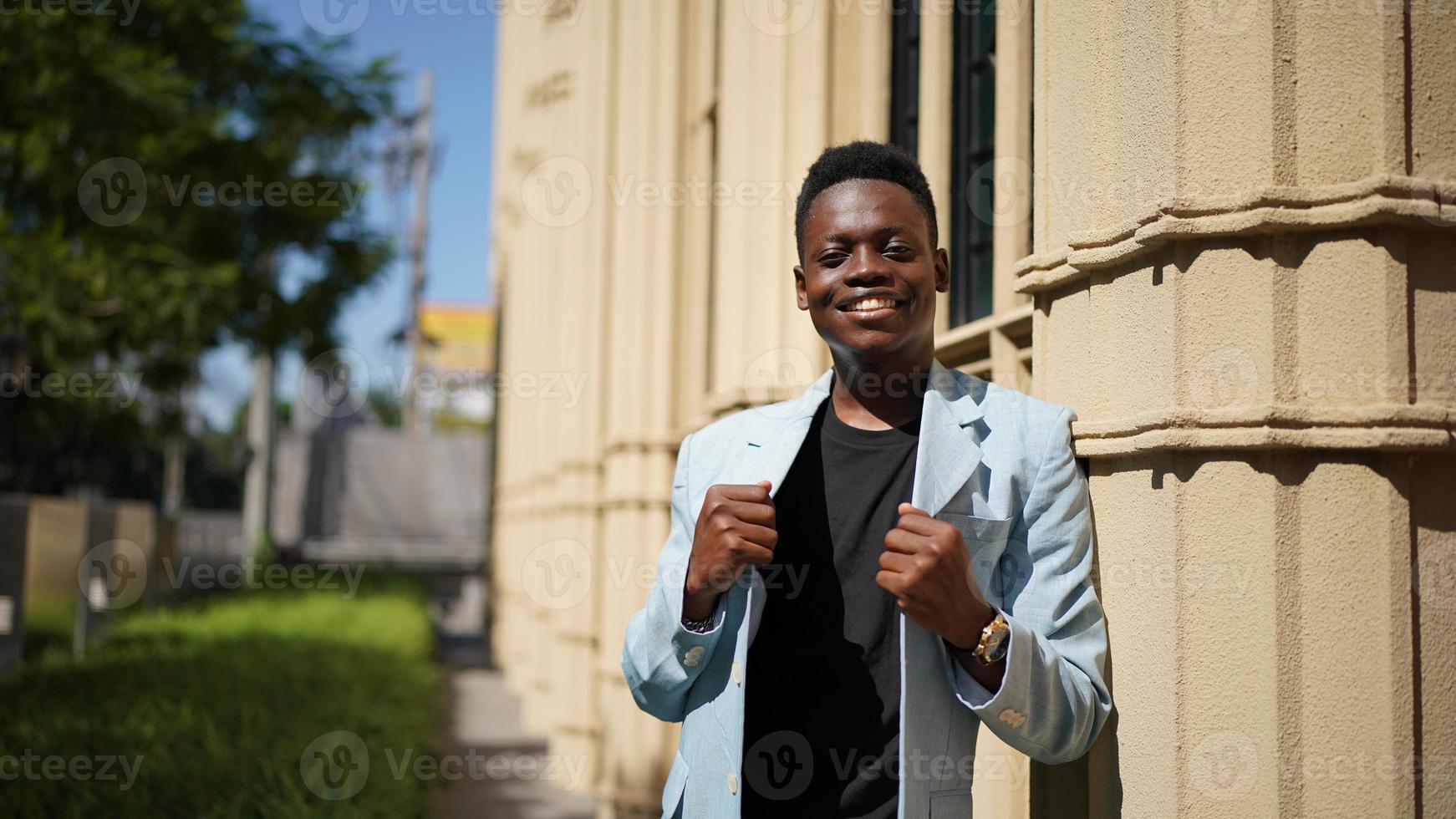 afroamerikansk man har roligt att gå i stadens centrum - glad ung kille som njuter av tiden en solnedgång utomhus - tusenårig generation livsstil och positiva människor attitydkoncept foto