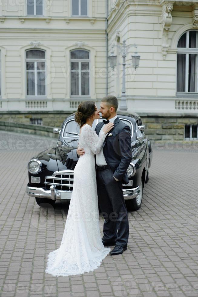 brudgummen i en grå kostym och bruden i en grå klänning tittar på varandra, närbild porträtt foto