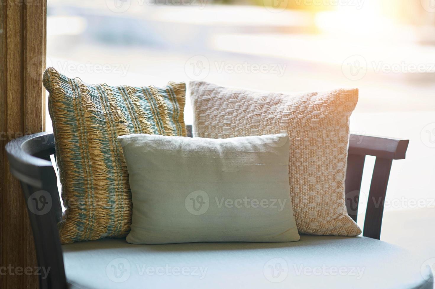 bekväm fåtölj eller soffa på solljus bakgrund foto
